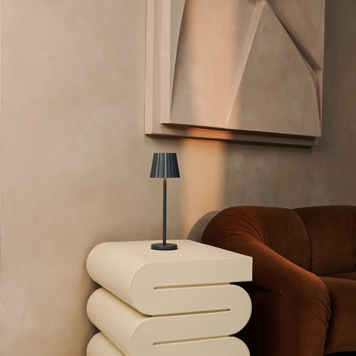 Maya stenen grijs geribbelde tafellamp gemaakt van ijzer - dimbare lamp en 3 lichtmodi, oplaadbaar via draadloos laadstation Tavellio - Amsterdam