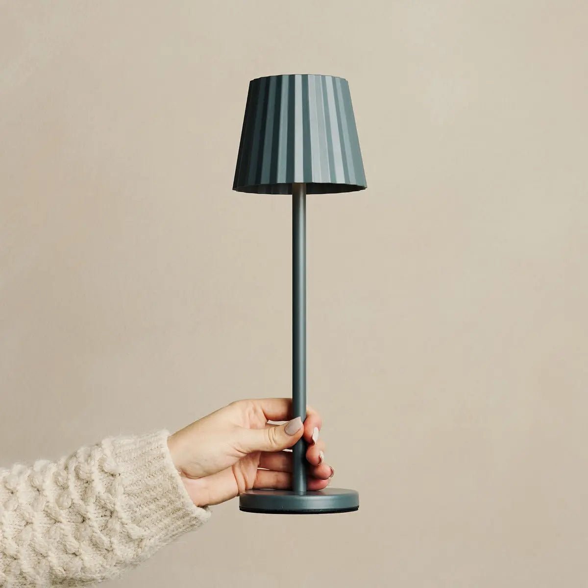 Maya stenen grijs geribbelde tafellamp gemaakt van ijzer - dimbare lamp en 3 lichtmodi, oplaadbaar via draadloos laadstation Tavellio - Amsterdam