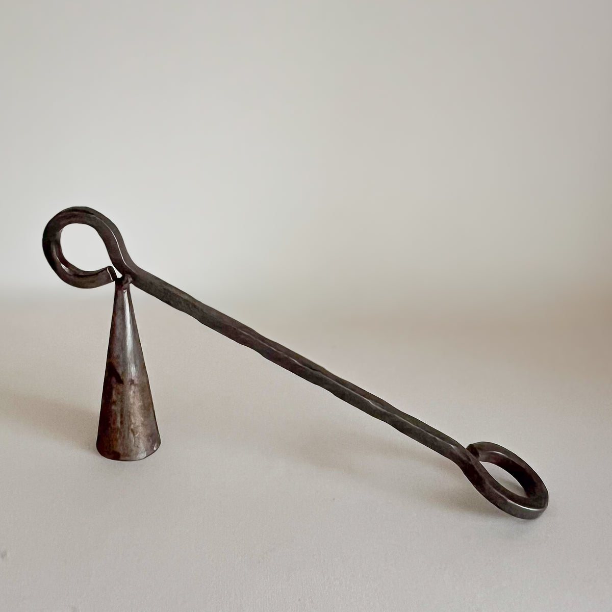 Metalen kaarsendover met ringvormige greep – pre-loved Noii HOME