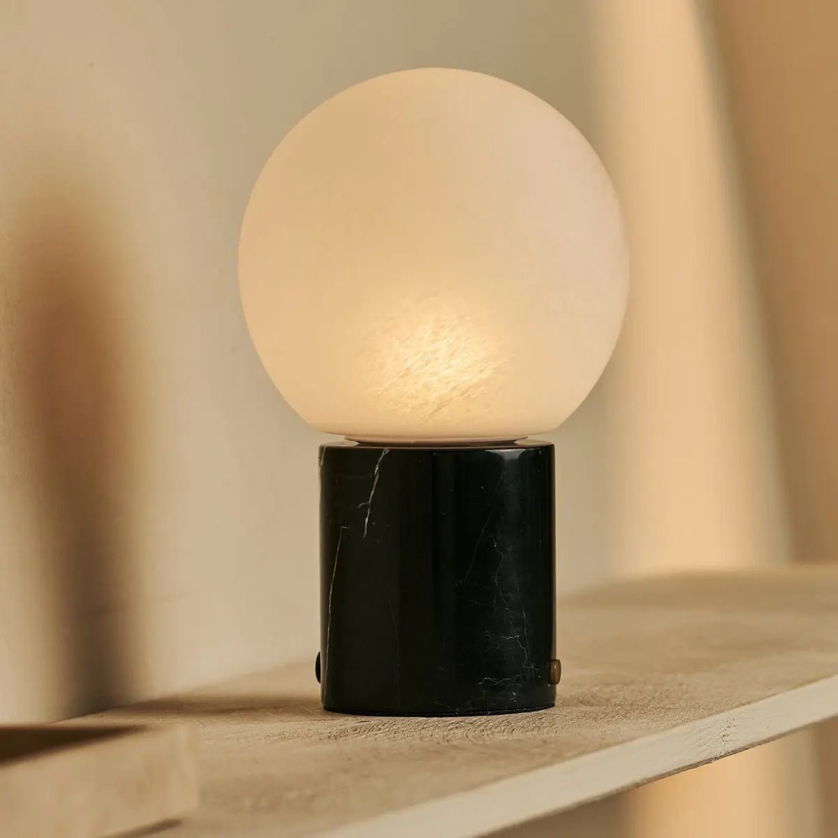 Metsu Black / Nero Marquina - Classic Marmeren oplaadbare tafellamp met 3 lichte kleuren en dimfunctie Tavellio - Amsterdam