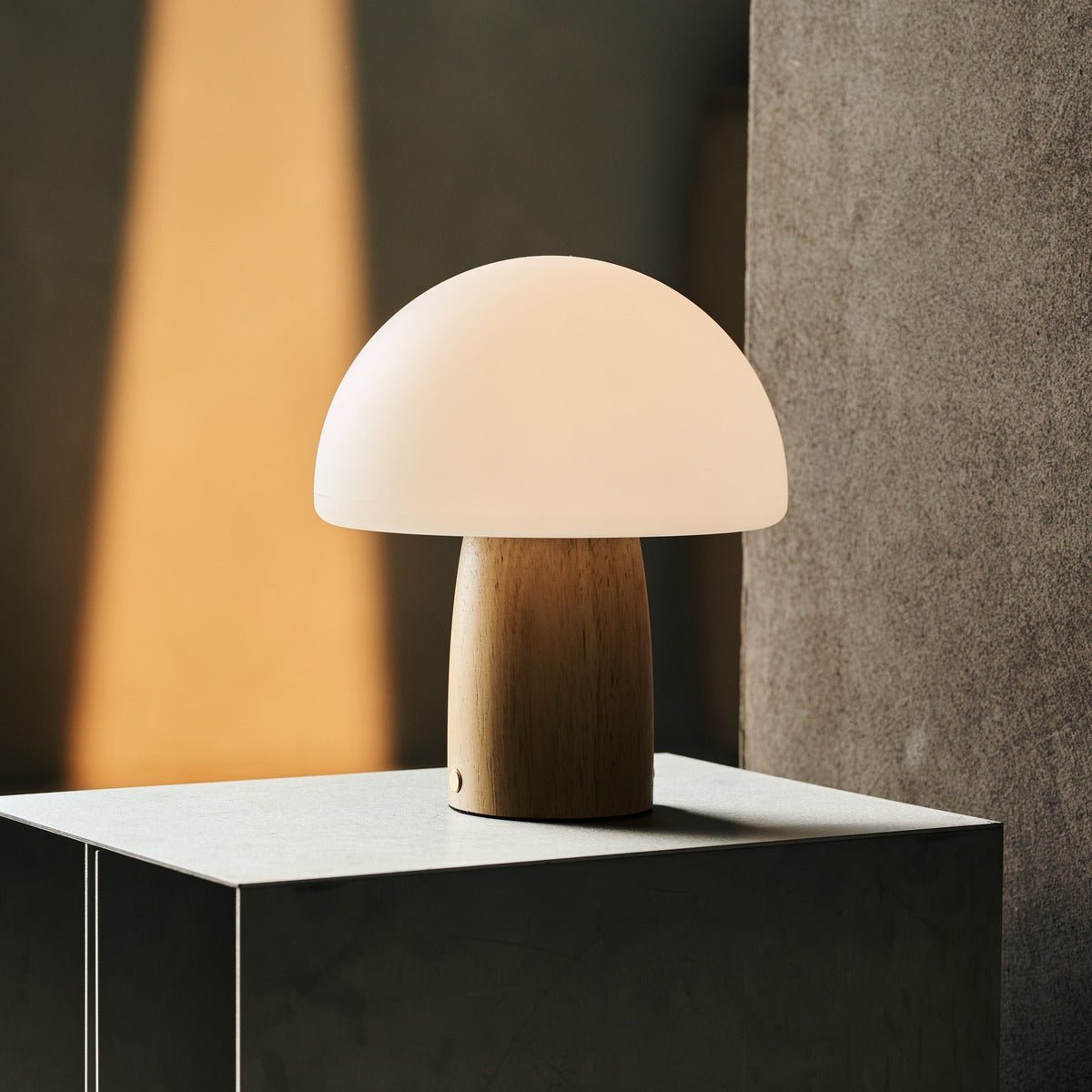 Mia lichtbruin stijlvolle houten tafellamp met dimmer - hout, functioneel en subtiel Tavellio - Amsterdam