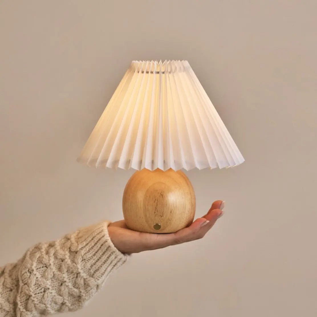 Nathalie Lichtbruine moderne en retro oplaadbare lamp l Dimbaar, hout en papier Mooie papieren kap Tavellio - Amsterdam