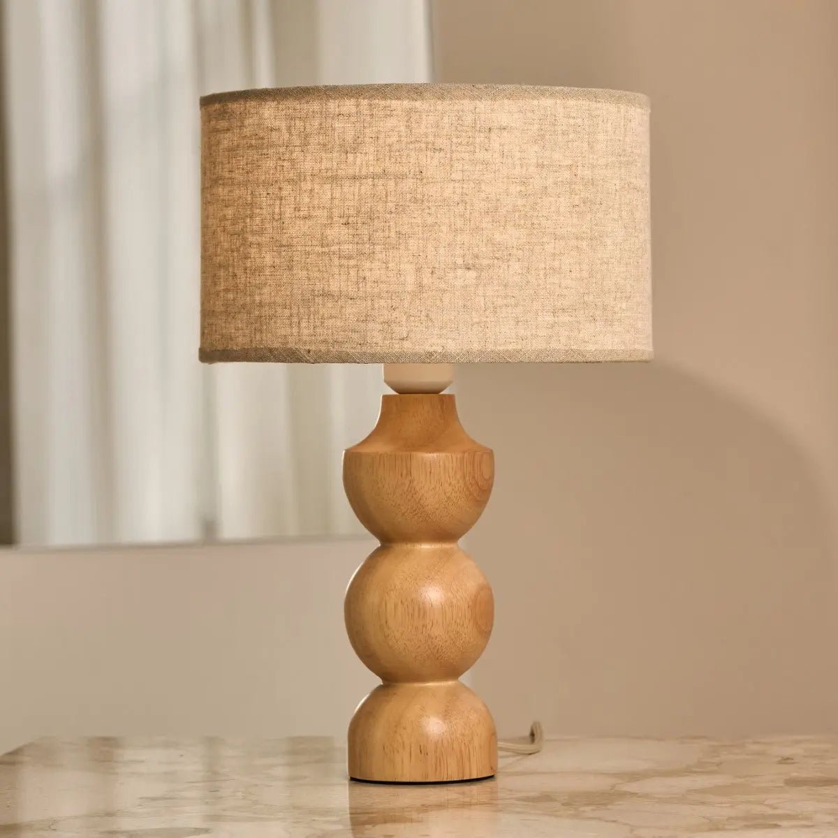 Oliver lichtbruine houten lamp met beige schaduw | Elegant geometrisch ontwerp voor uw huis Tavellio - Amsterdam