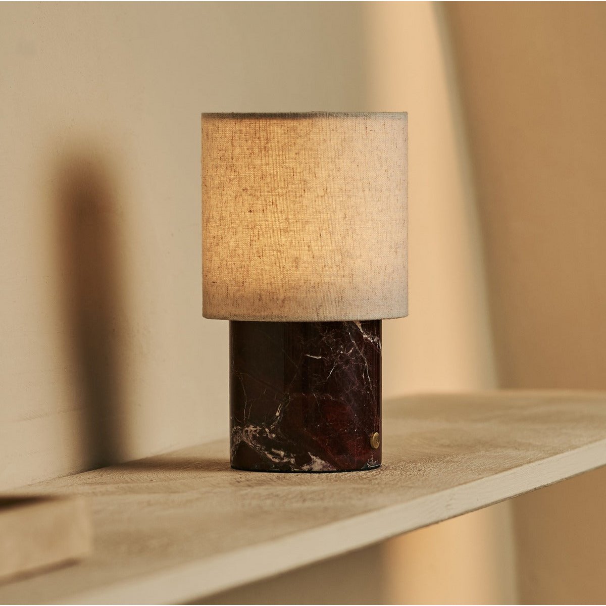 Onoda rood / rosso levanto - marmeren oplaadbare tafellamp - met linnen verwisselbare lampenkap en oplaadbaar ontwerp Tavellio - Amsterdam