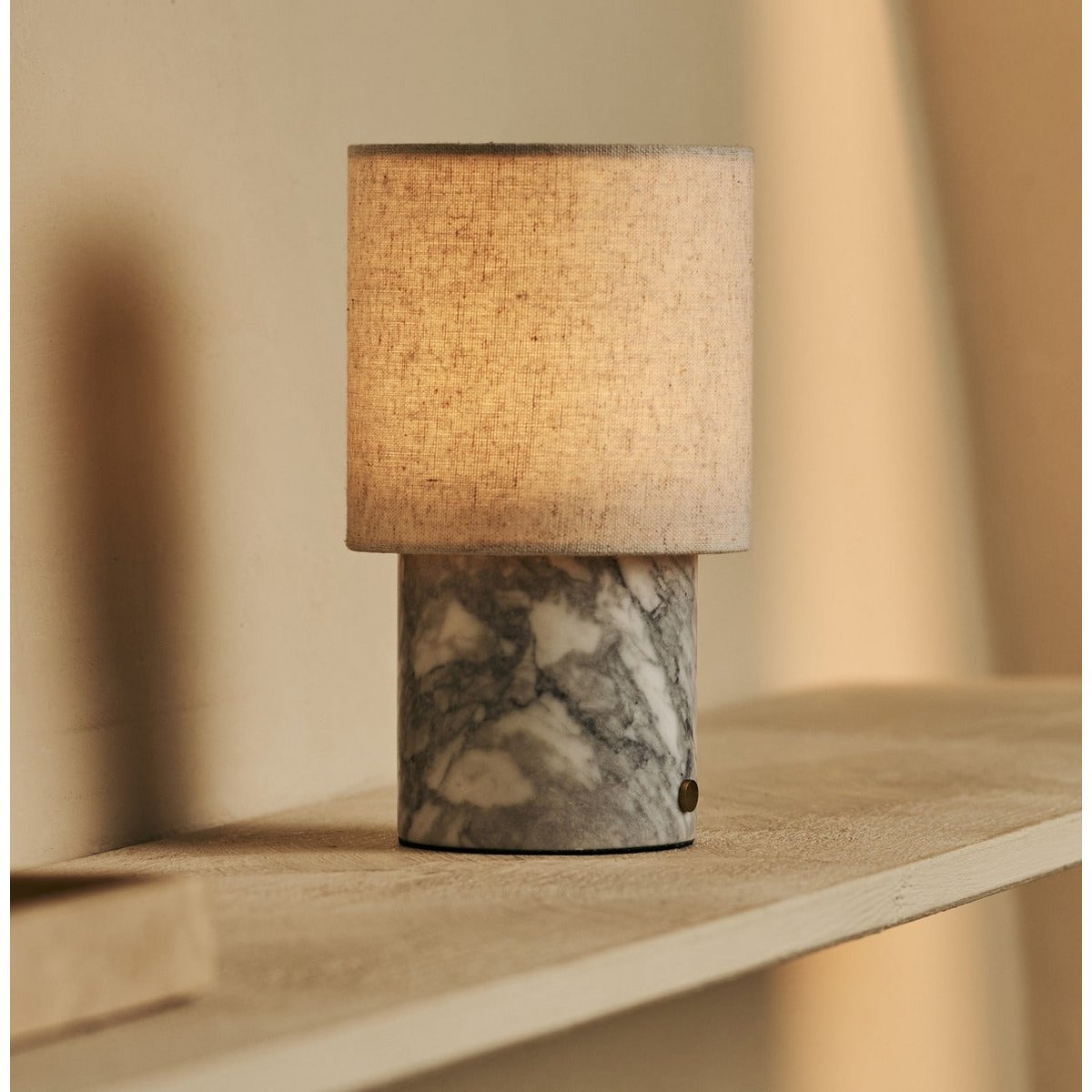 Onoda witte / Bianco statuarietto - marmeren oplaadbare tafellamp - met linnen verwisselbare lampenkap en oplaadbaar ontwerp Tavellio - Amsterdam