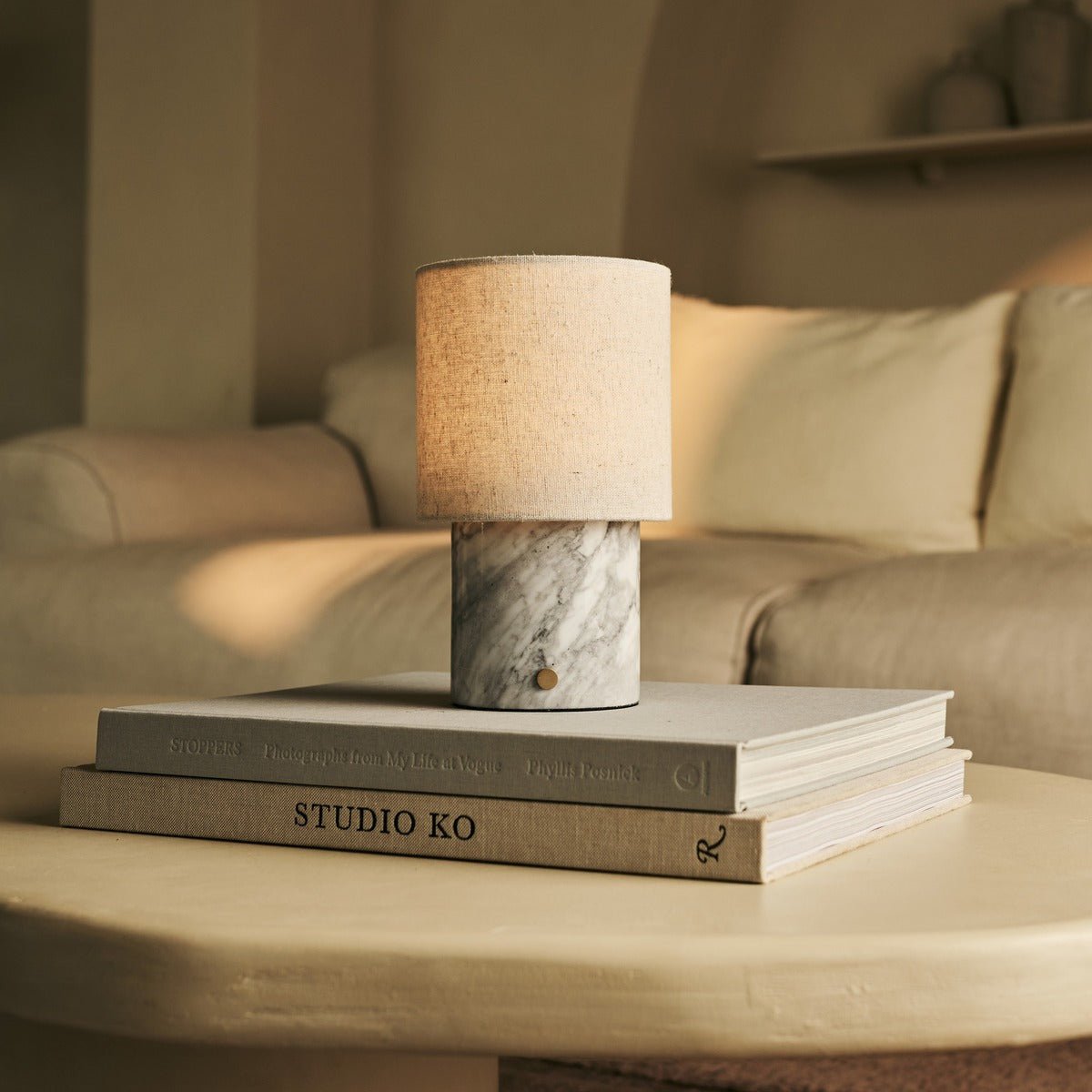 Onoda witte / Bianco statuarietto - marmeren oplaadbare tafellamp - met linnen verwisselbare lampenkap en oplaadbaar ontwerp Tavellio - Amsterdam