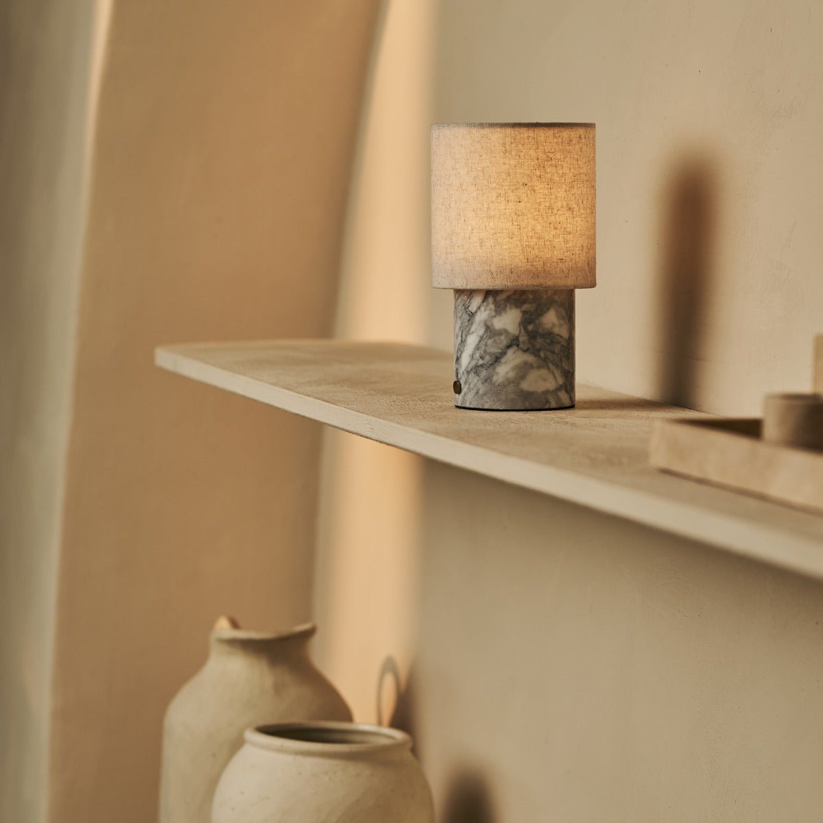 Onoda witte / Bianco statuarietto - marmeren oplaadbare tafellamp - met linnen verwisselbare lampenkap en oplaadbaar ontwerp Tavellio - Amsterdam