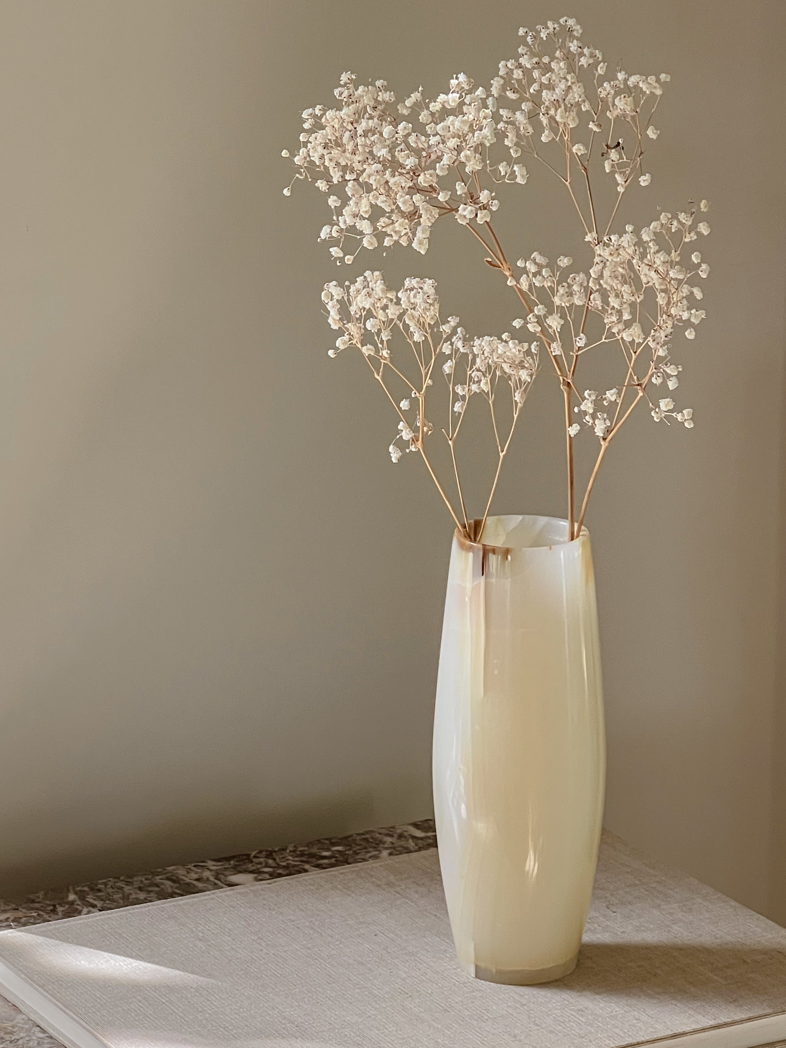 onyx vaas – handgemaakt natuursteen – crème tinten Noii HOME