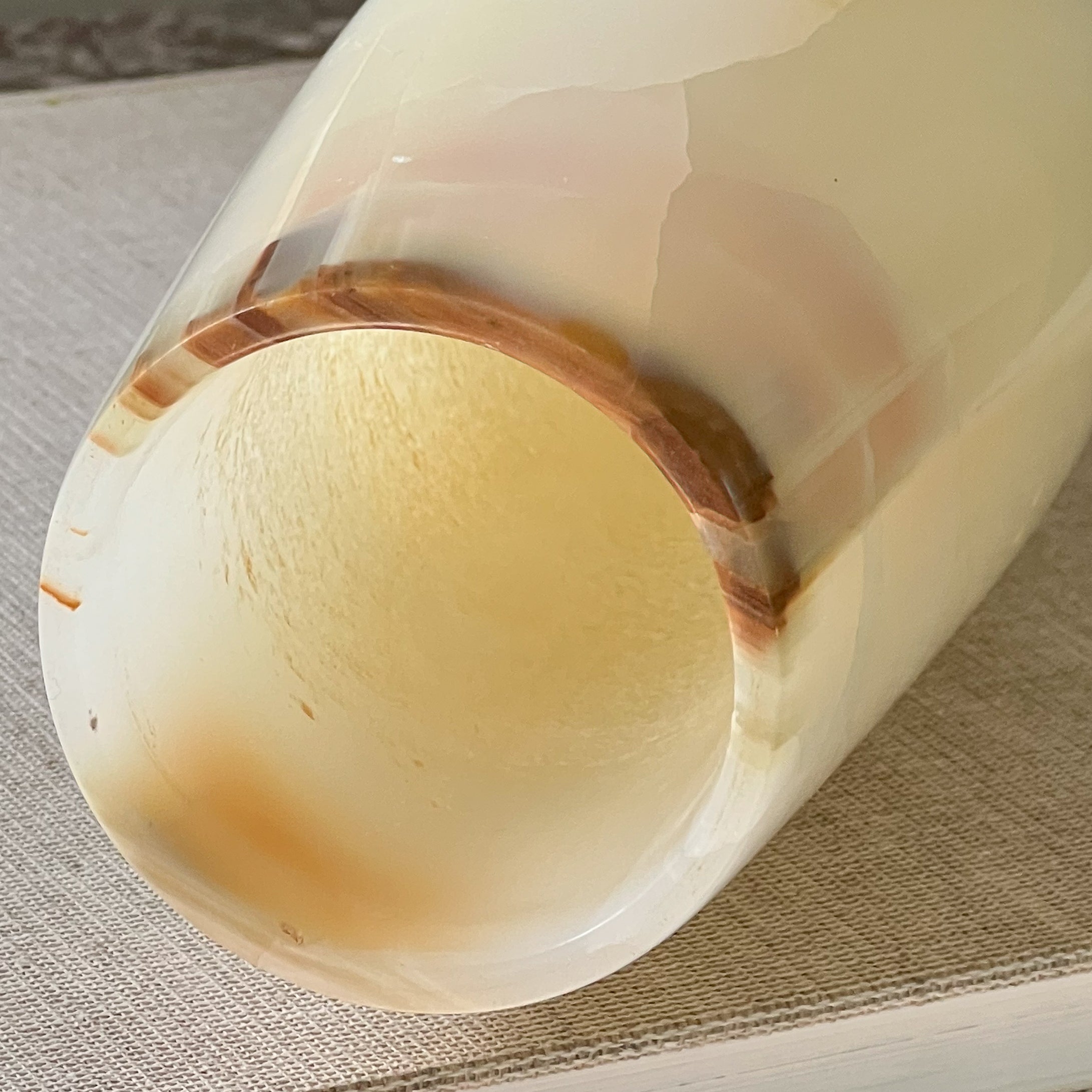 onyx vaas – handgemaakt natuursteen – crème tinten Noii HOME