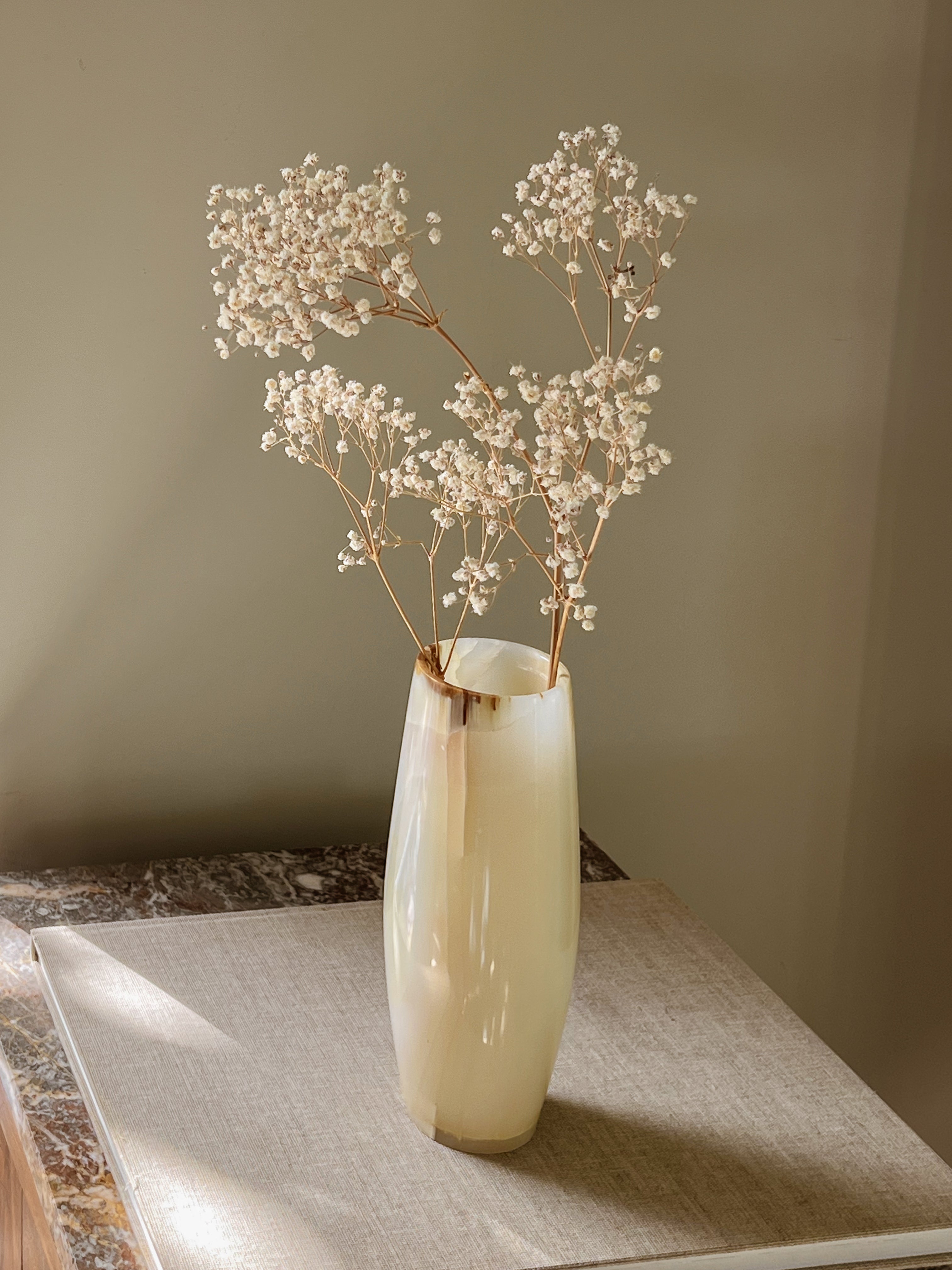 onyx vaas – handgemaakt natuursteen – crème tinten Noii HOME