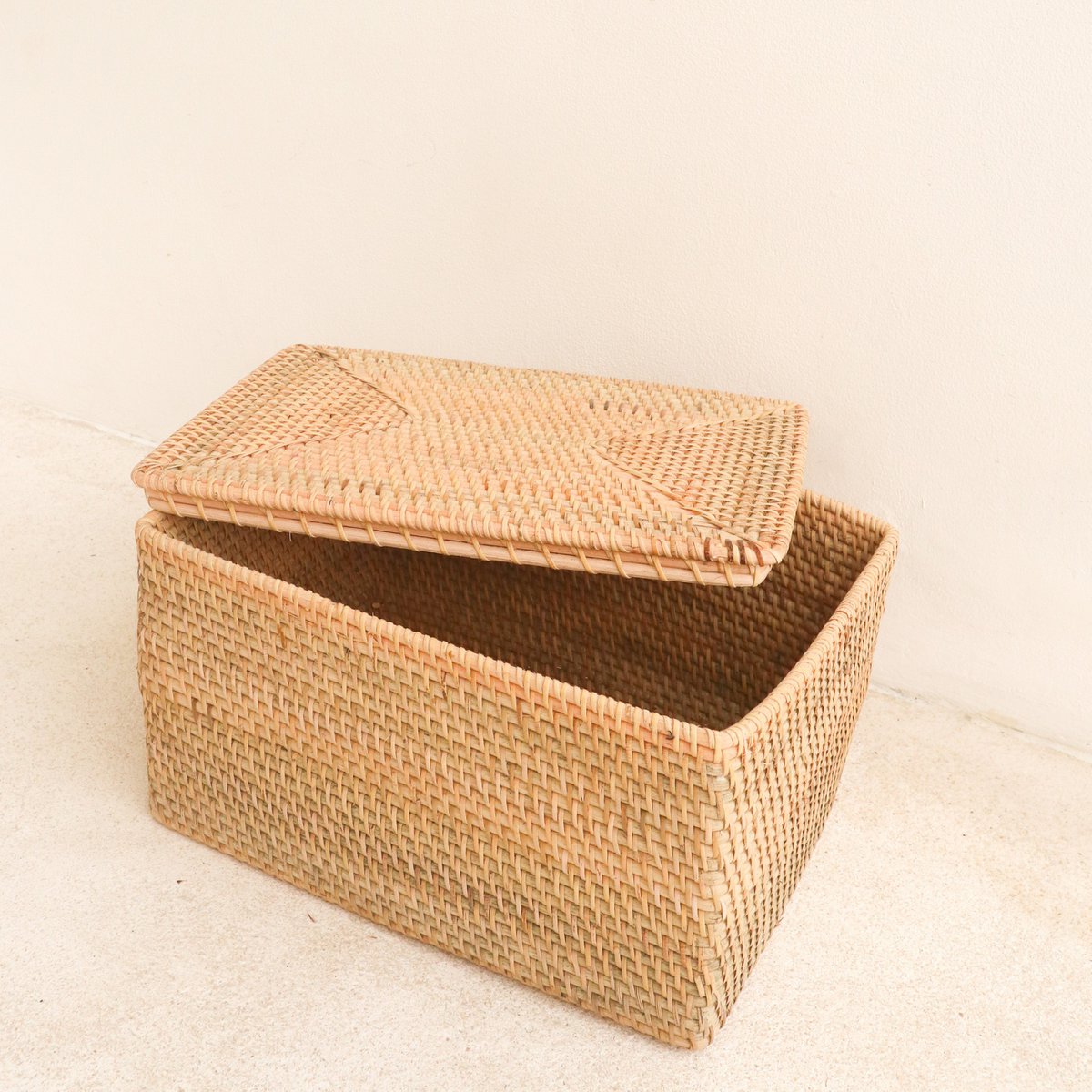Opbergmand met deksel Plankmand gemaakt van beige rotan handgeweven decoratieve mand GRAHA (2 maten) Soeji