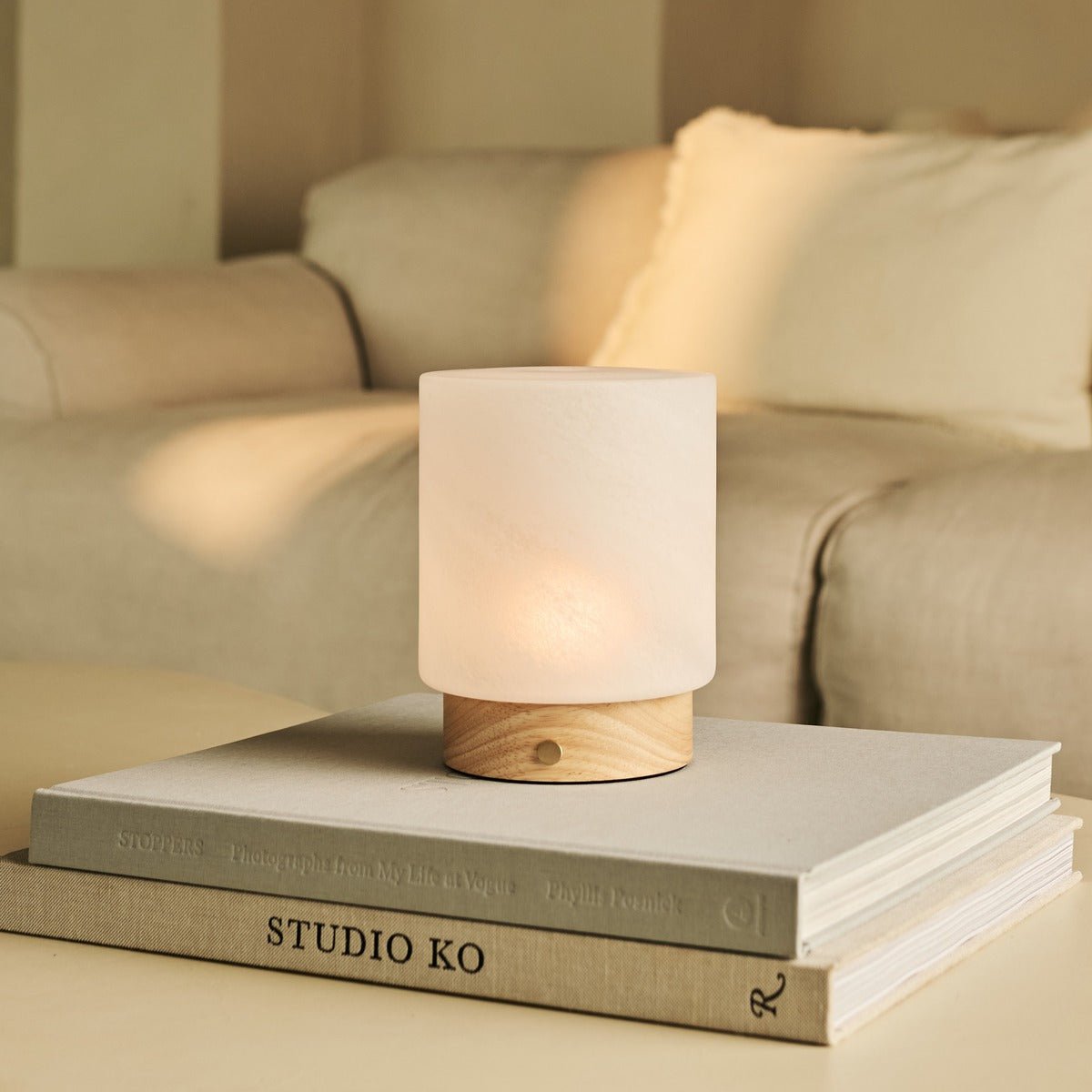 Pien lichtbruine houten tafellamp - oplaadbaar, dimbaar en tot 100 uur batterij Tavellio - Amsterdam