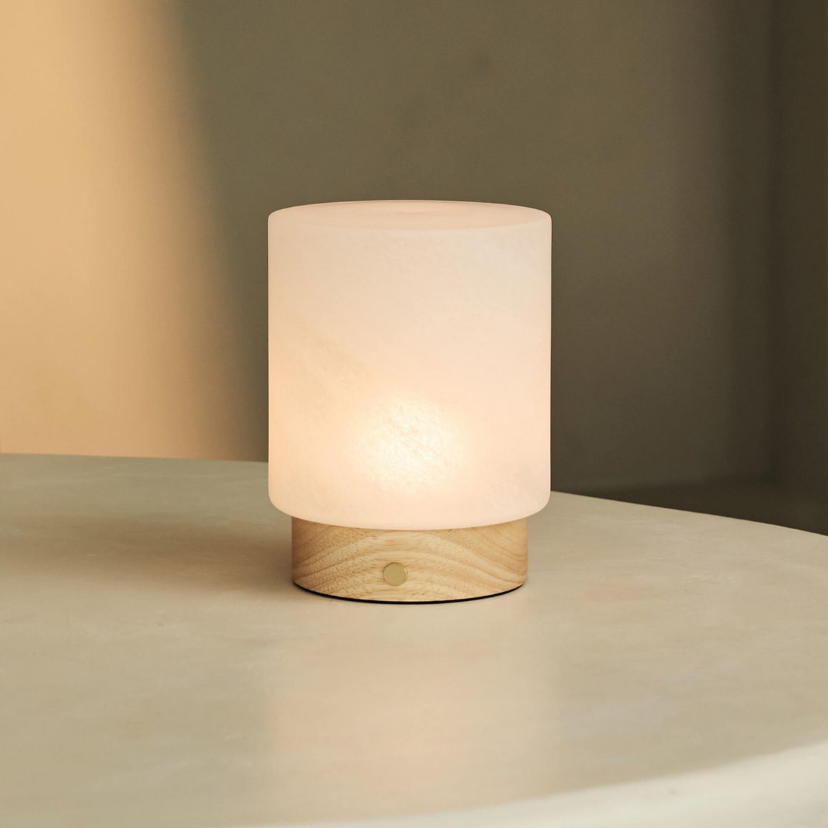 Pien lichtbruine houten tafellamp - oplaadbaar, dimbaar en tot 100 uur batterij Tavellio - Amsterdam