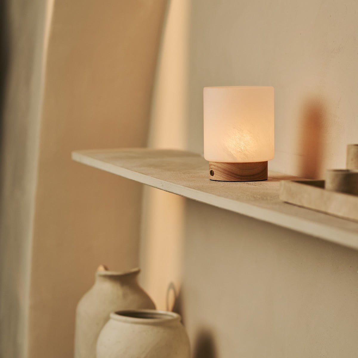 Pien lichtbruine houten tafellamp - oplaadbaar, dimbaar en tot 100 uur batterij Tavellio - Amsterdam