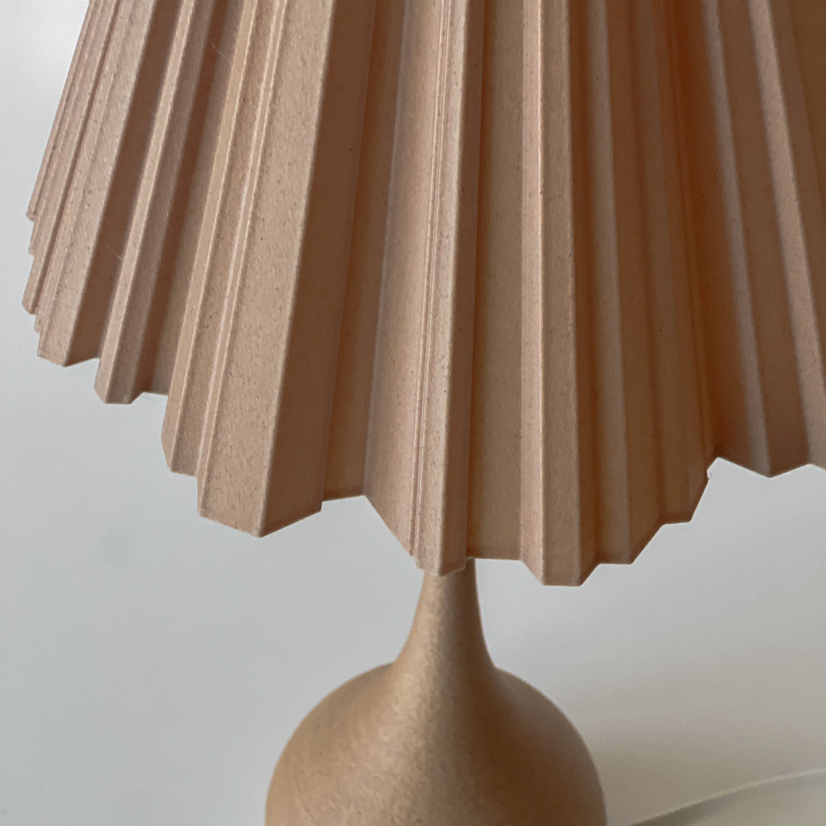 Pine tafellamp met hoge ronde voet en plissé kap – Made by Loef Noii HOME