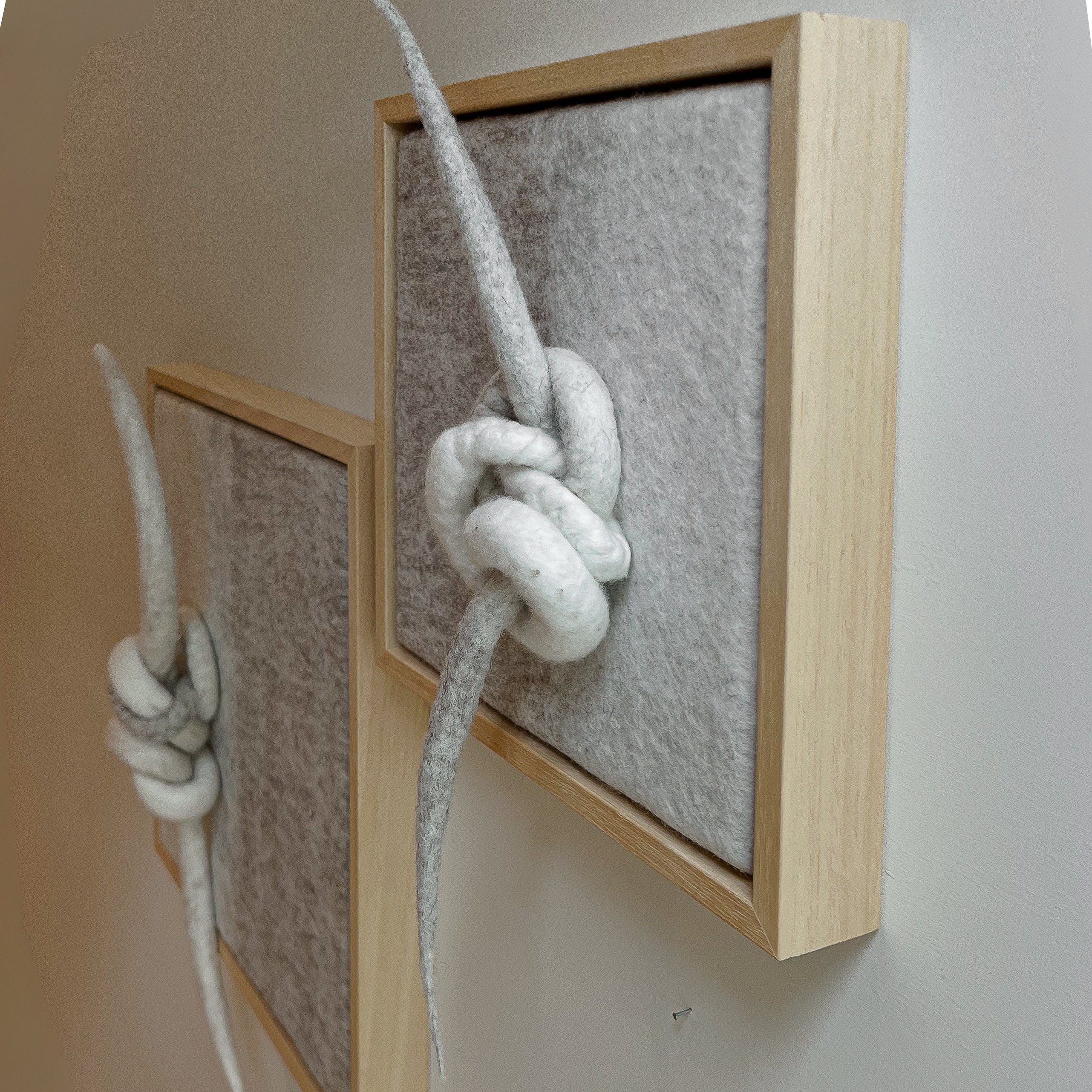Plexus V-I- vilten wandkunst I Vilt & Vlow | 23 × 23 cm Noii HOME