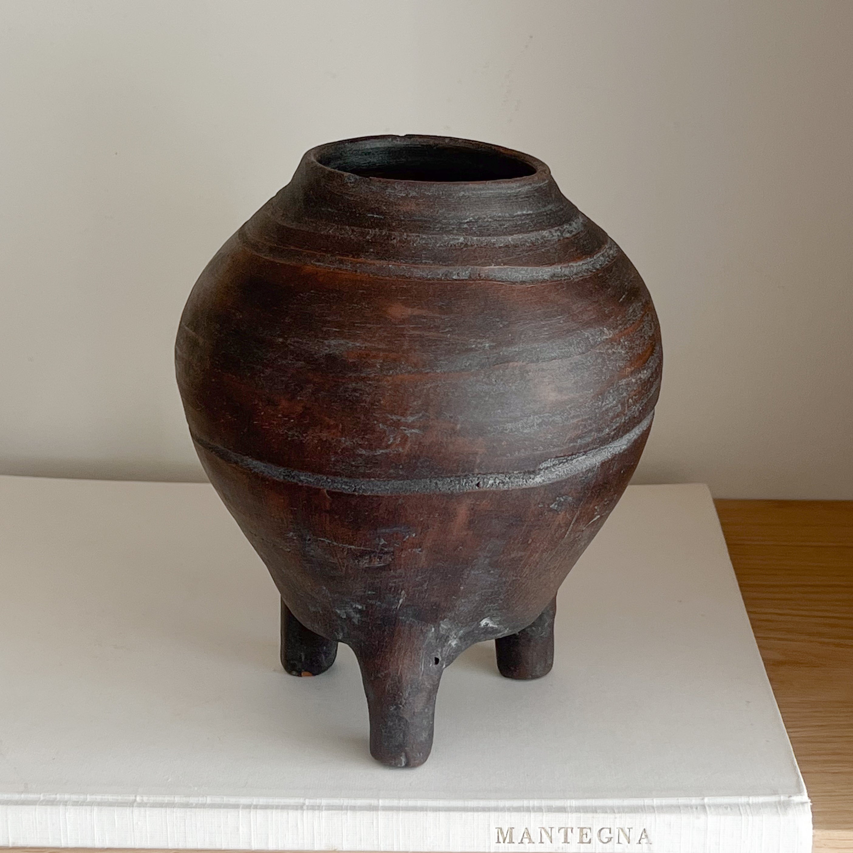 pre-loved aardewerken driepoot pot – donkerbruin keramiek Noii HOME