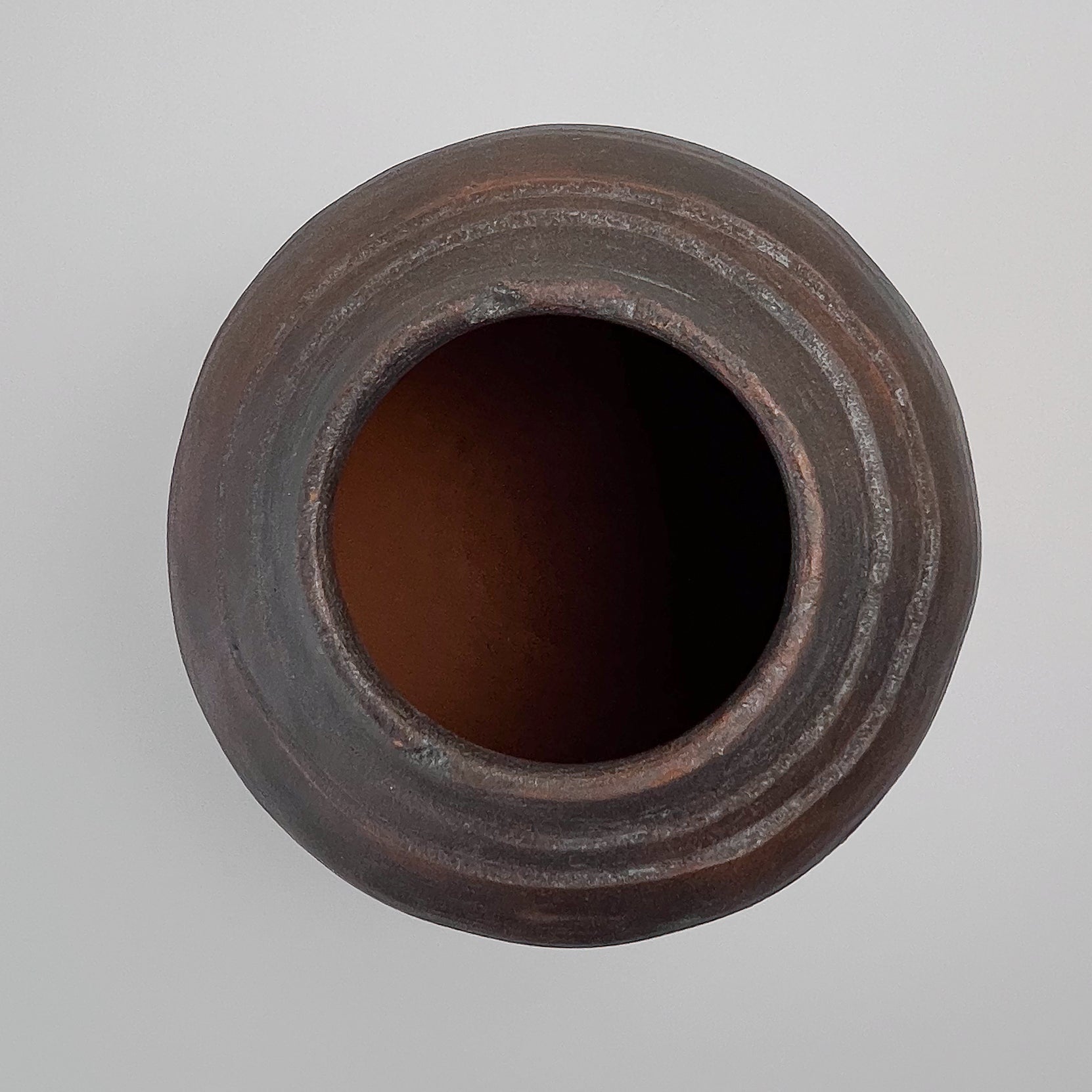 pre-loved aardewerken driepoot pot – donkerbruin keramiek Noii HOME