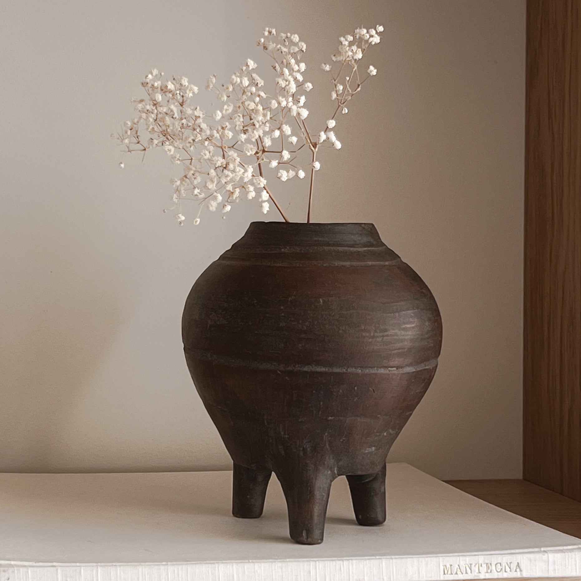 pre-loved aardewerken driepoot pot – donkerbruin keramiek Noii HOME