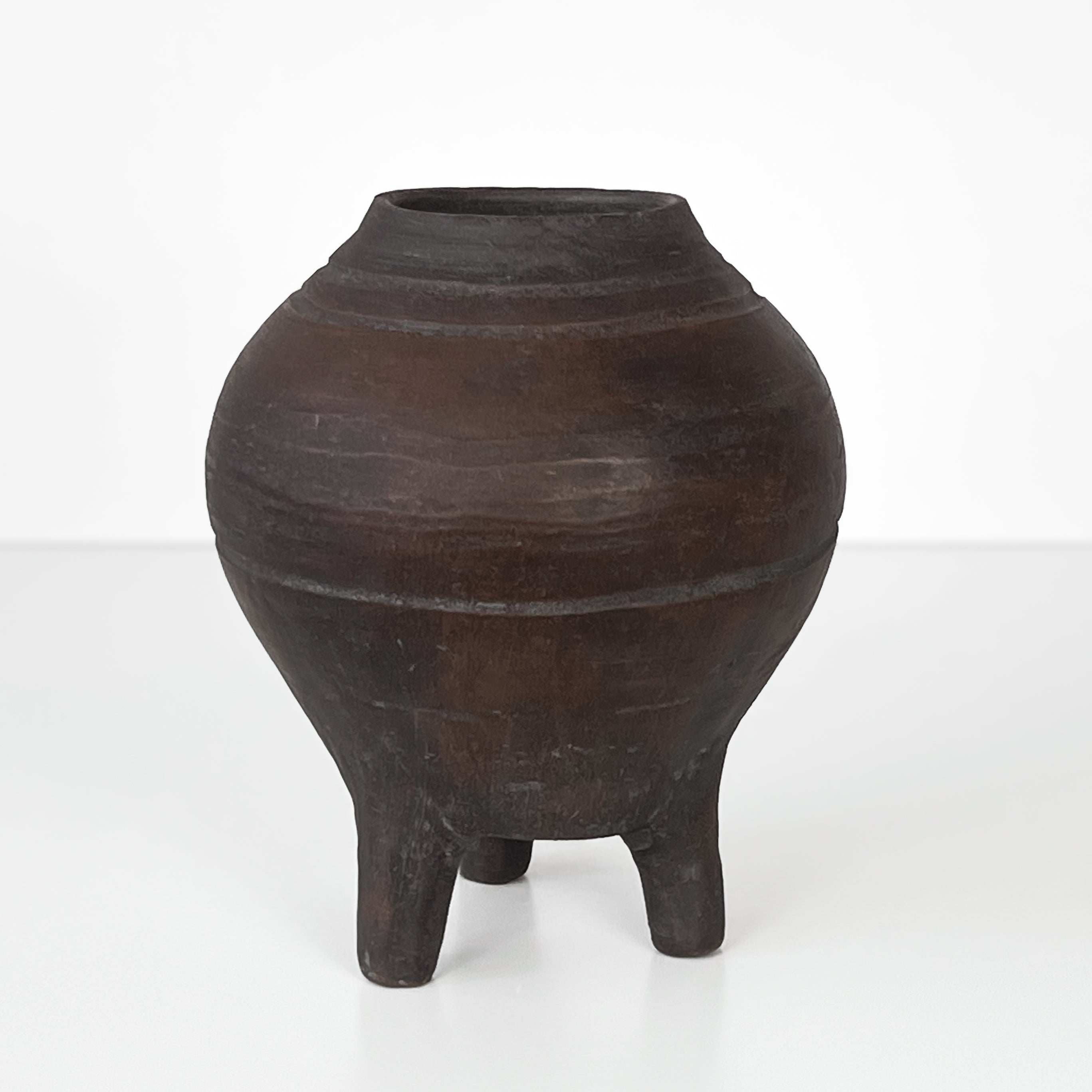pre-loved aardewerken driepoot pot – donkerbruin keramiek Noii HOME