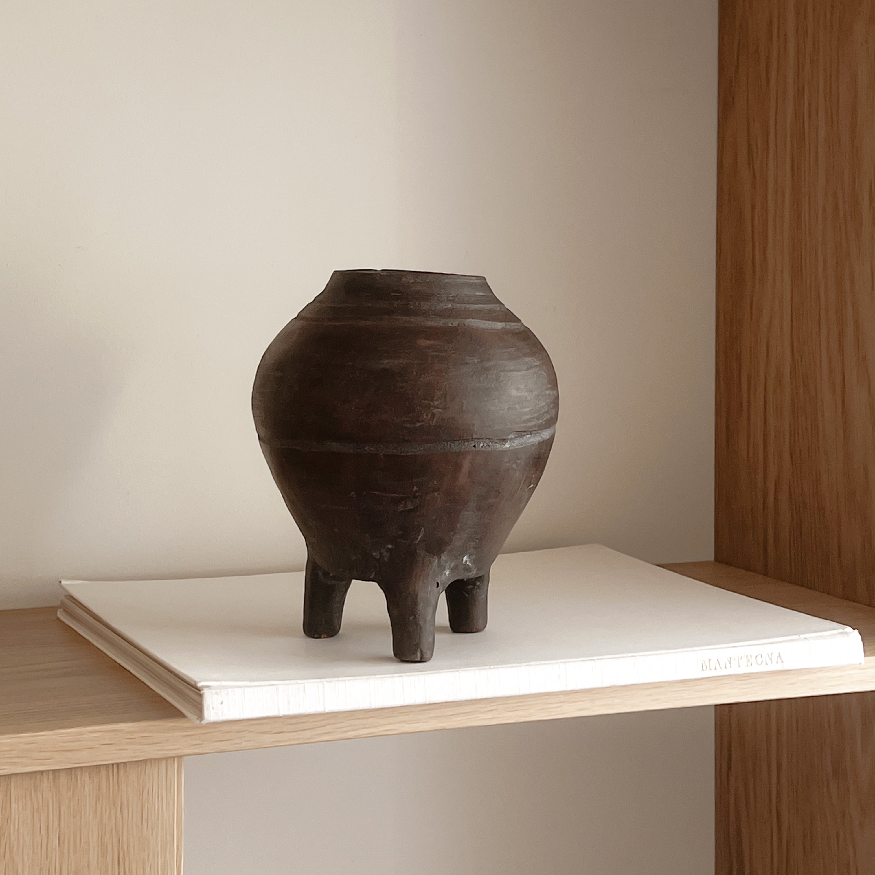 pre-loved aardewerken driepoot pot – donkerbruin keramiek Noii HOME