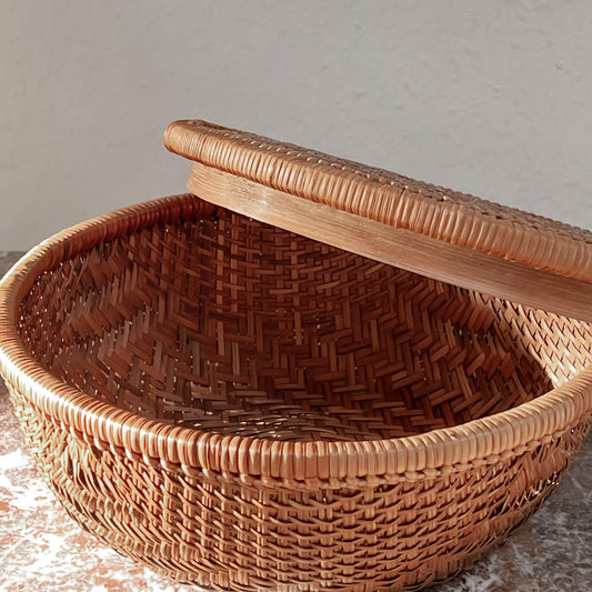 pre-loved decoratieve mand met deksel - fijngeweven rotan - naturel Noii home