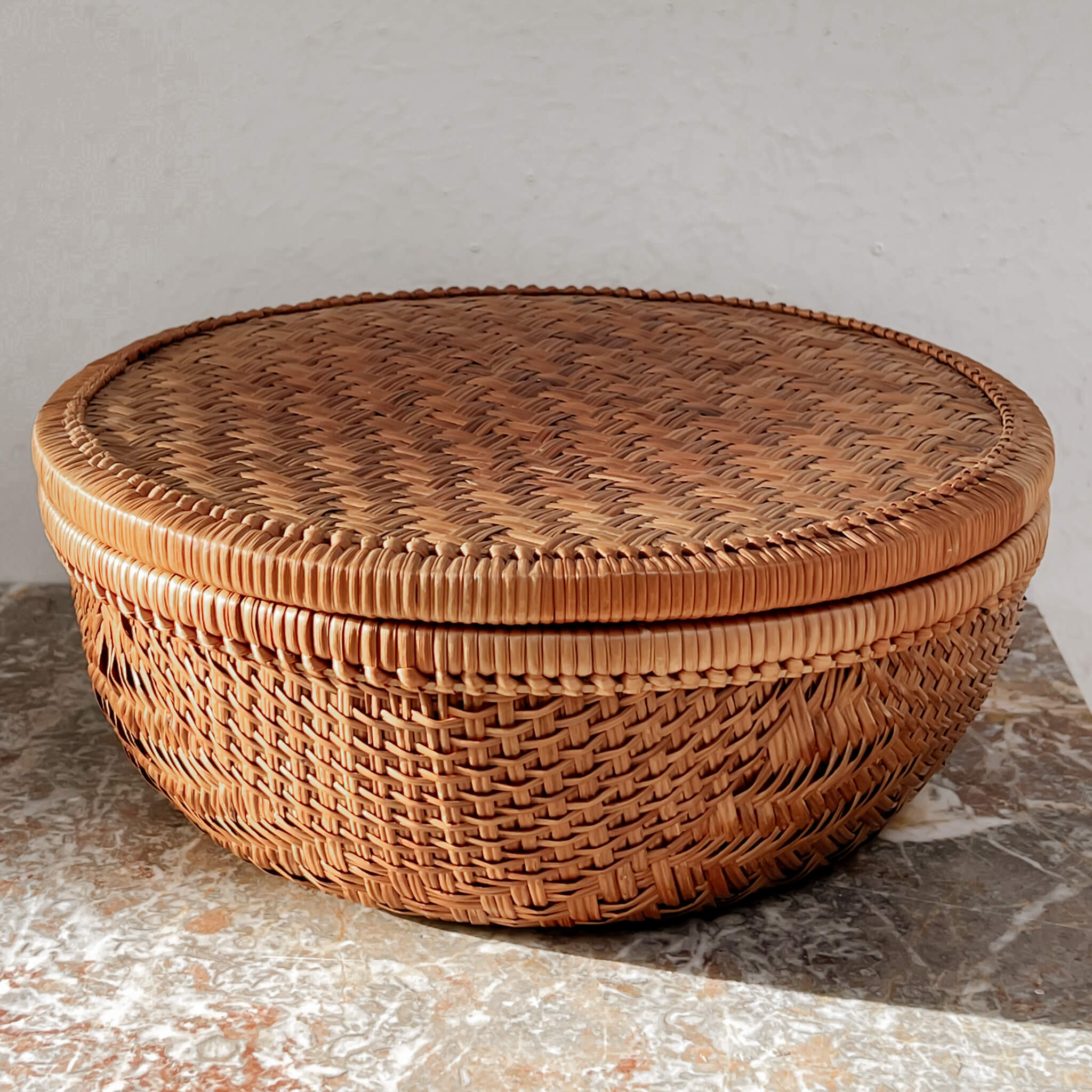 pre-loved decoratieve mand met deksel - fijngeweven rotan - naturel Noii home