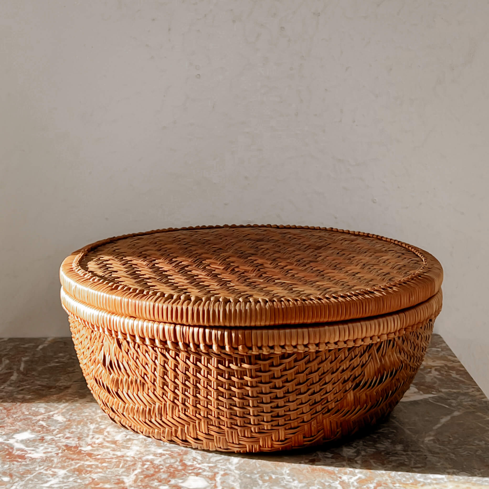 pre-loved decoratieve mand met deksel - fijngeweven rotan - naturel Noii home