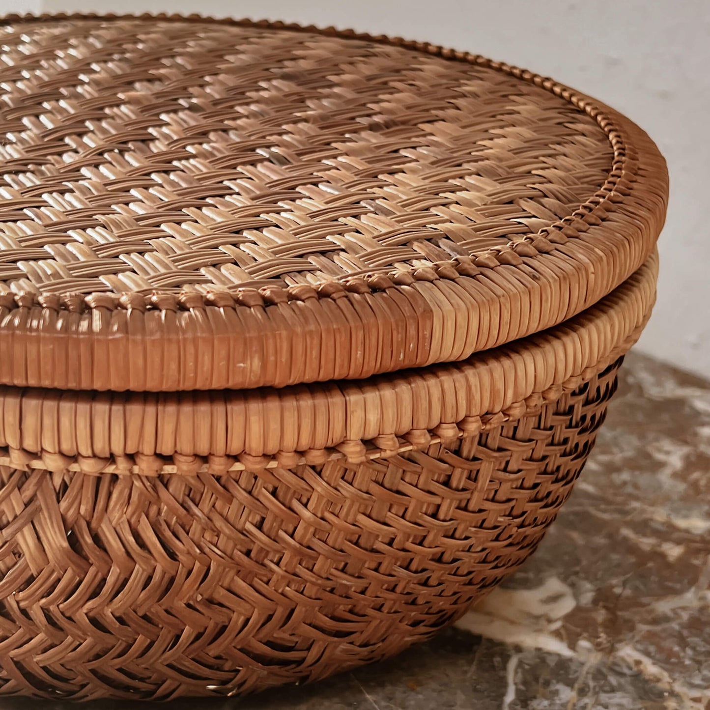 pre-loved decoratieve mand met deksel - fijngeweven rotan - naturel Noii home