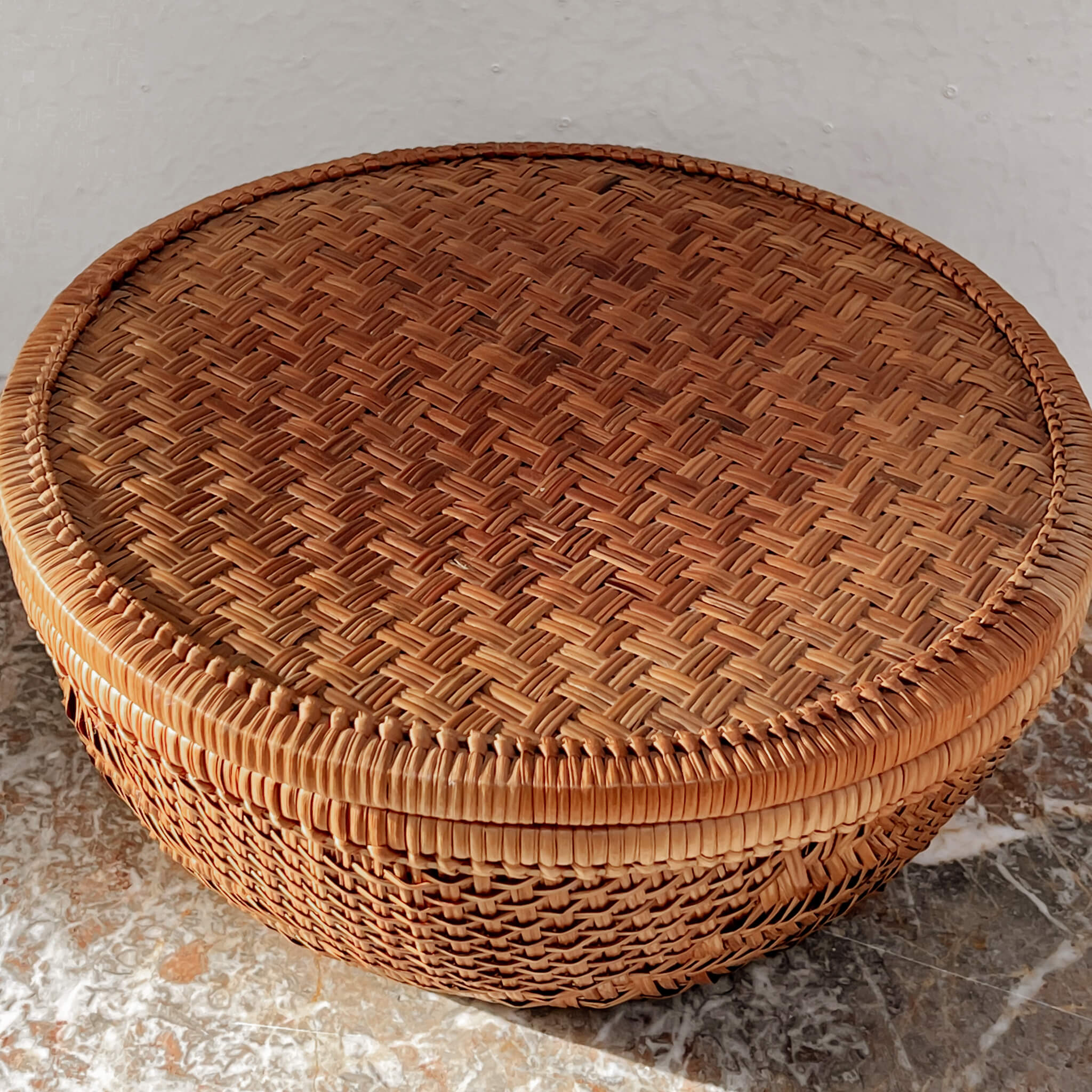 pre-loved decoratieve mand met deksel - fijngeweven rotan - naturel Noii home