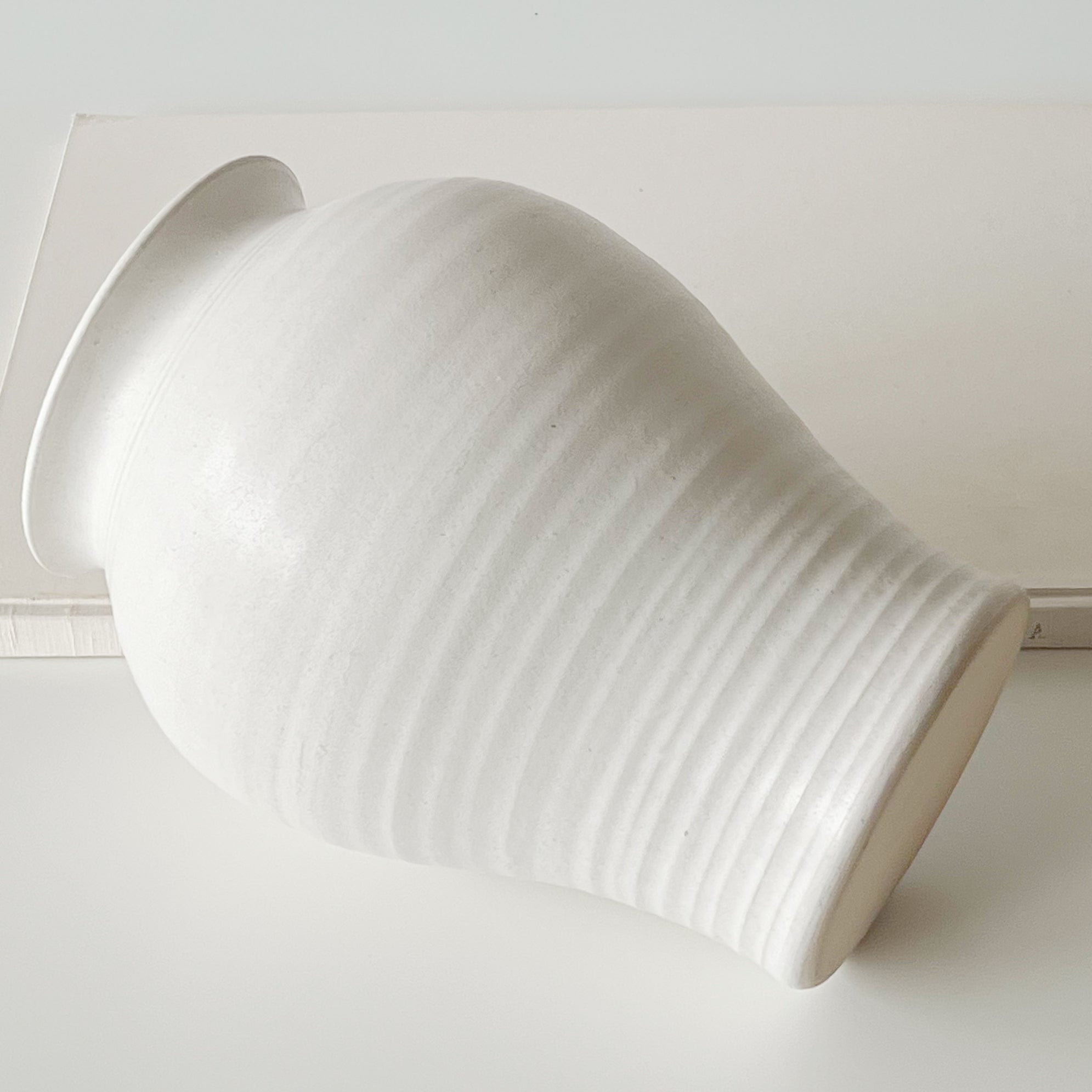 pre-loved handgedraaide vaas – wit aardewerk – studio pottery Noii HOME