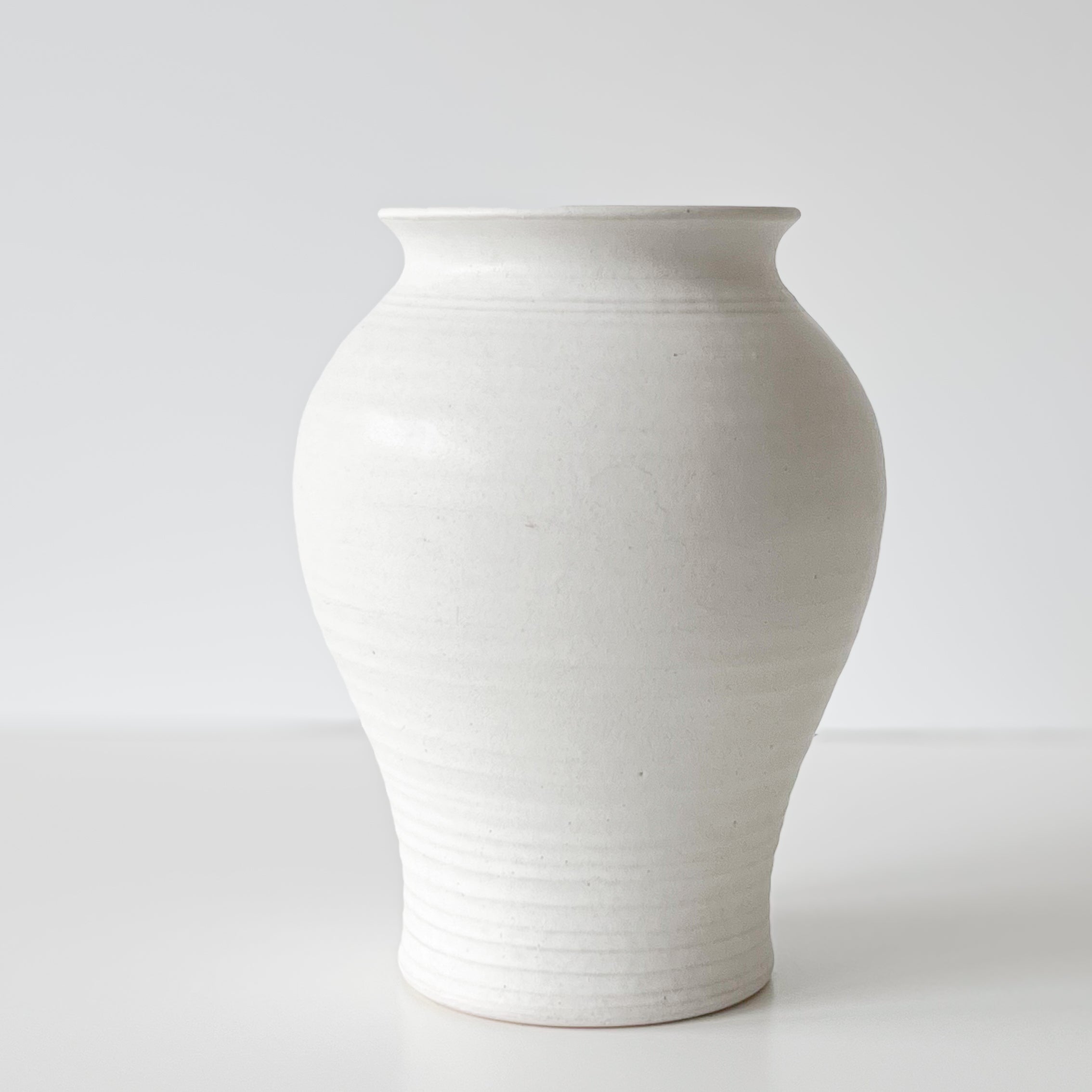 pre-loved handgedraaide vaas – wit aardewerk – studio pottery Noii HOME