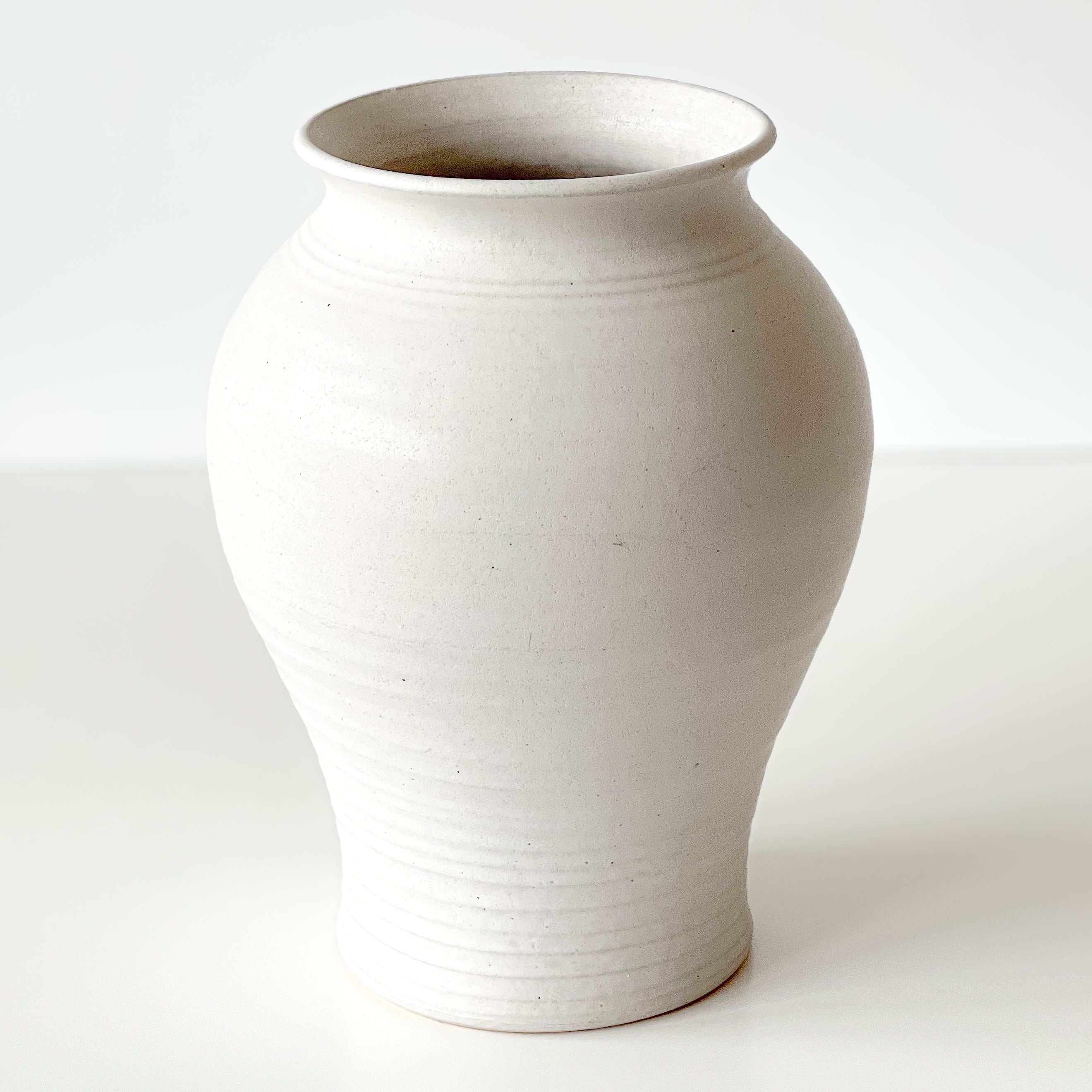 pre-loved handgedraaide vaas – wit aardewerk – studio pottery Noii HOME