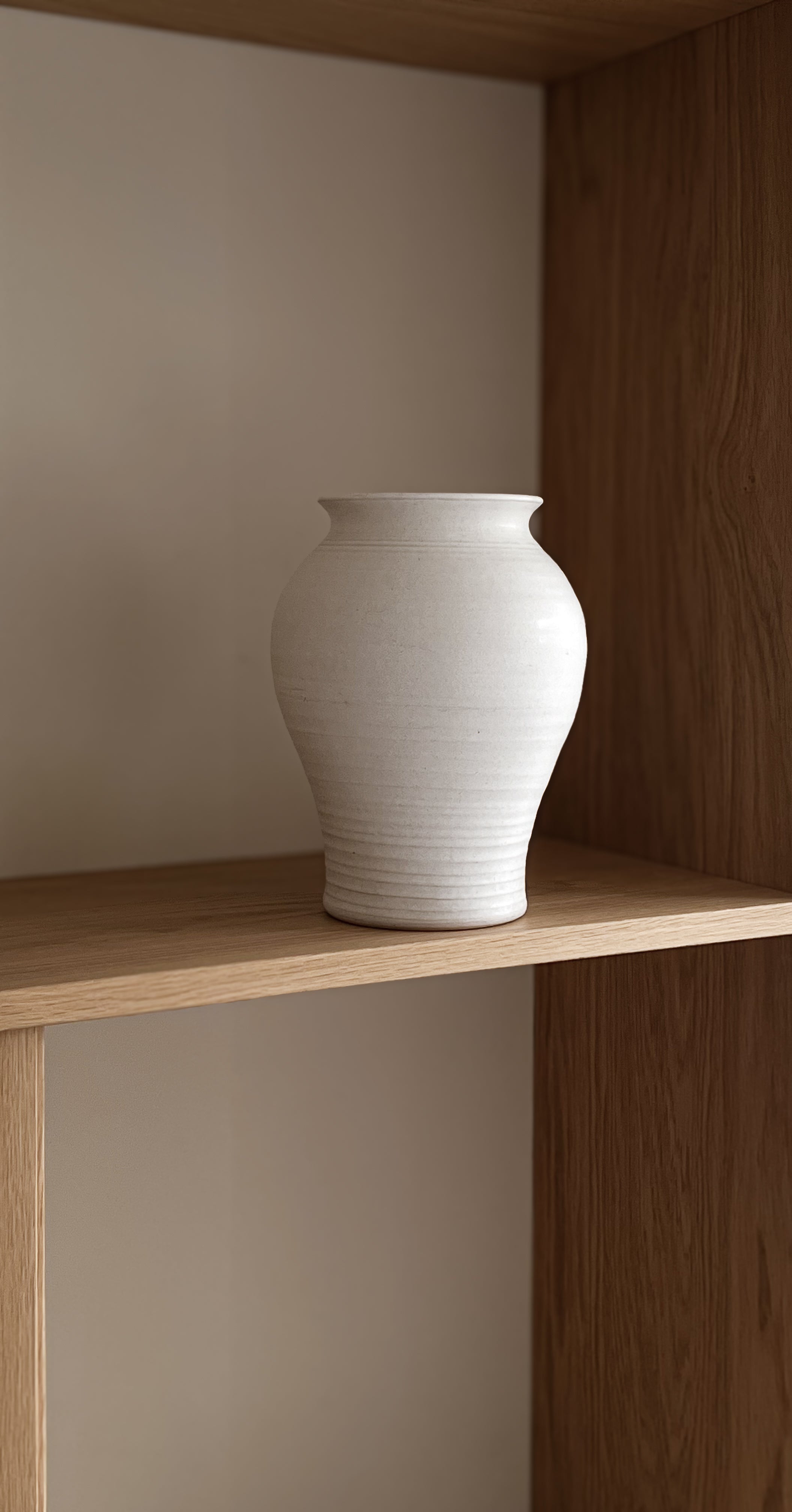 pre-loved handgedraaide vaas – wit aardewerk – studio pottery Noii HOME
