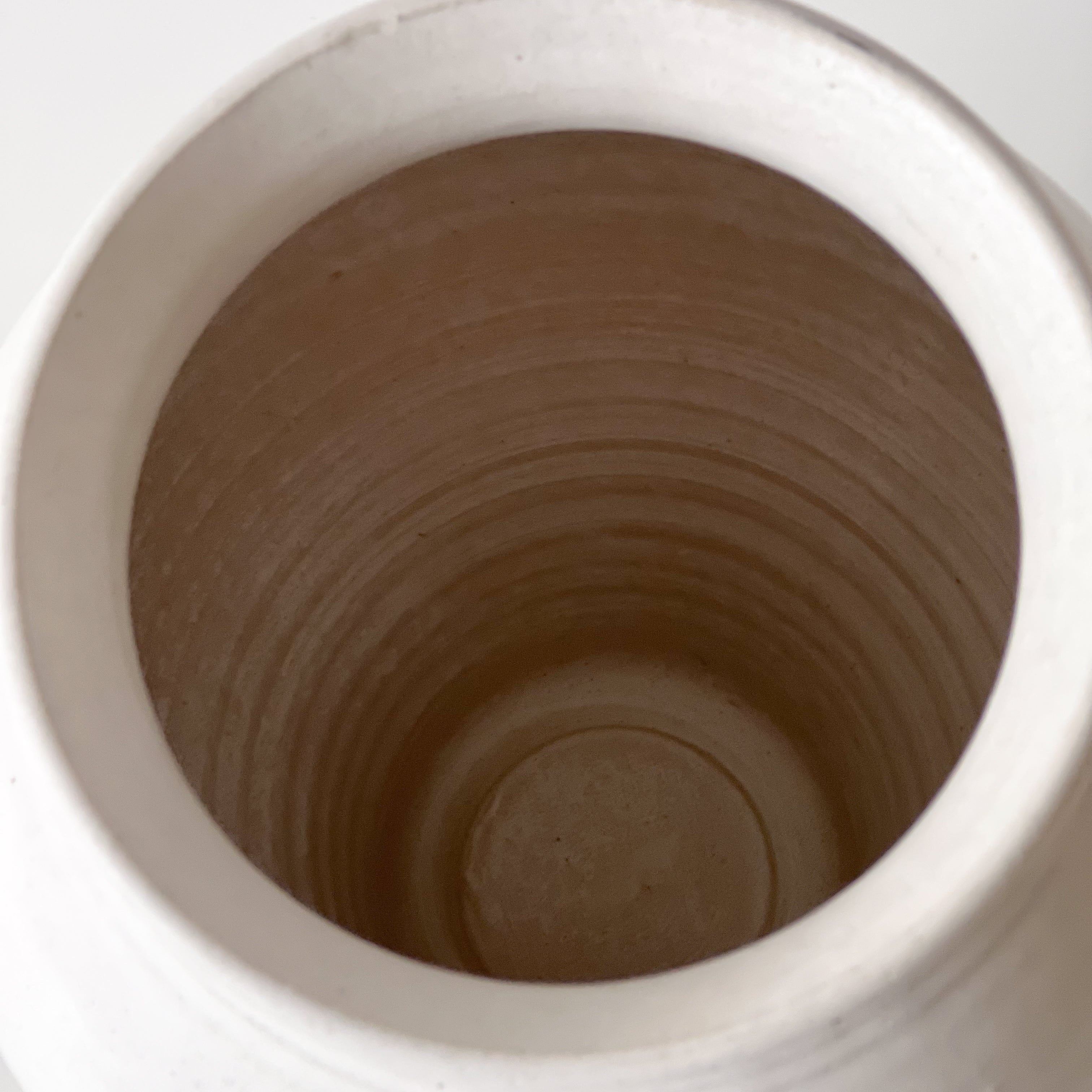 pre-loved handgedraaide vaas – wit aardewerk – studio pottery Noii HOME