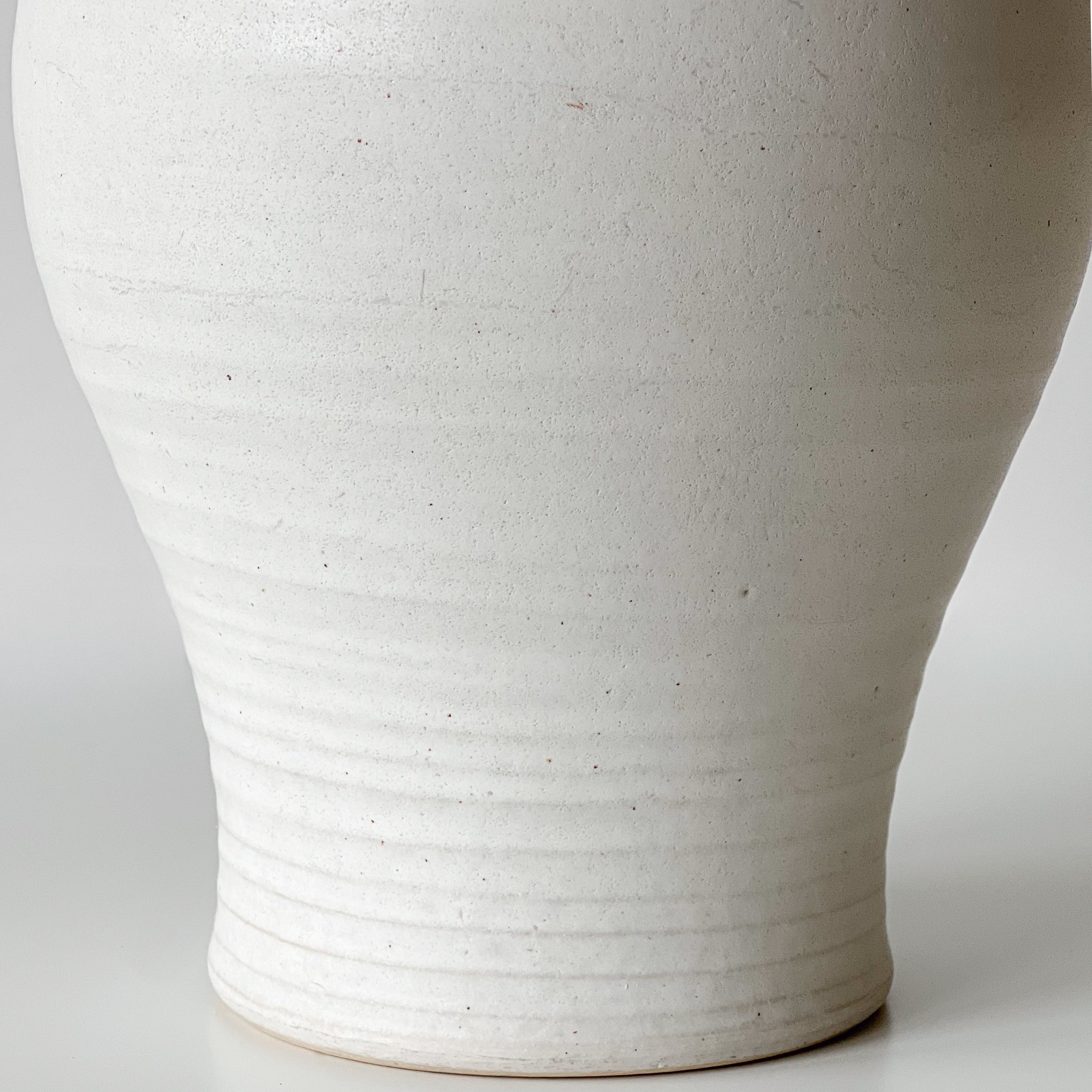 pre-loved handgedraaide vaas – wit aardewerk – studio pottery Noii HOME