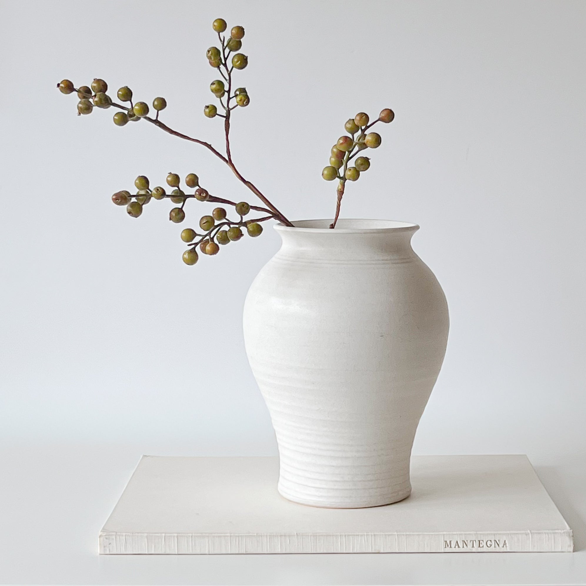 pre-loved handgedraaide vaas – wit aardewerk – studio pottery Noii HOME