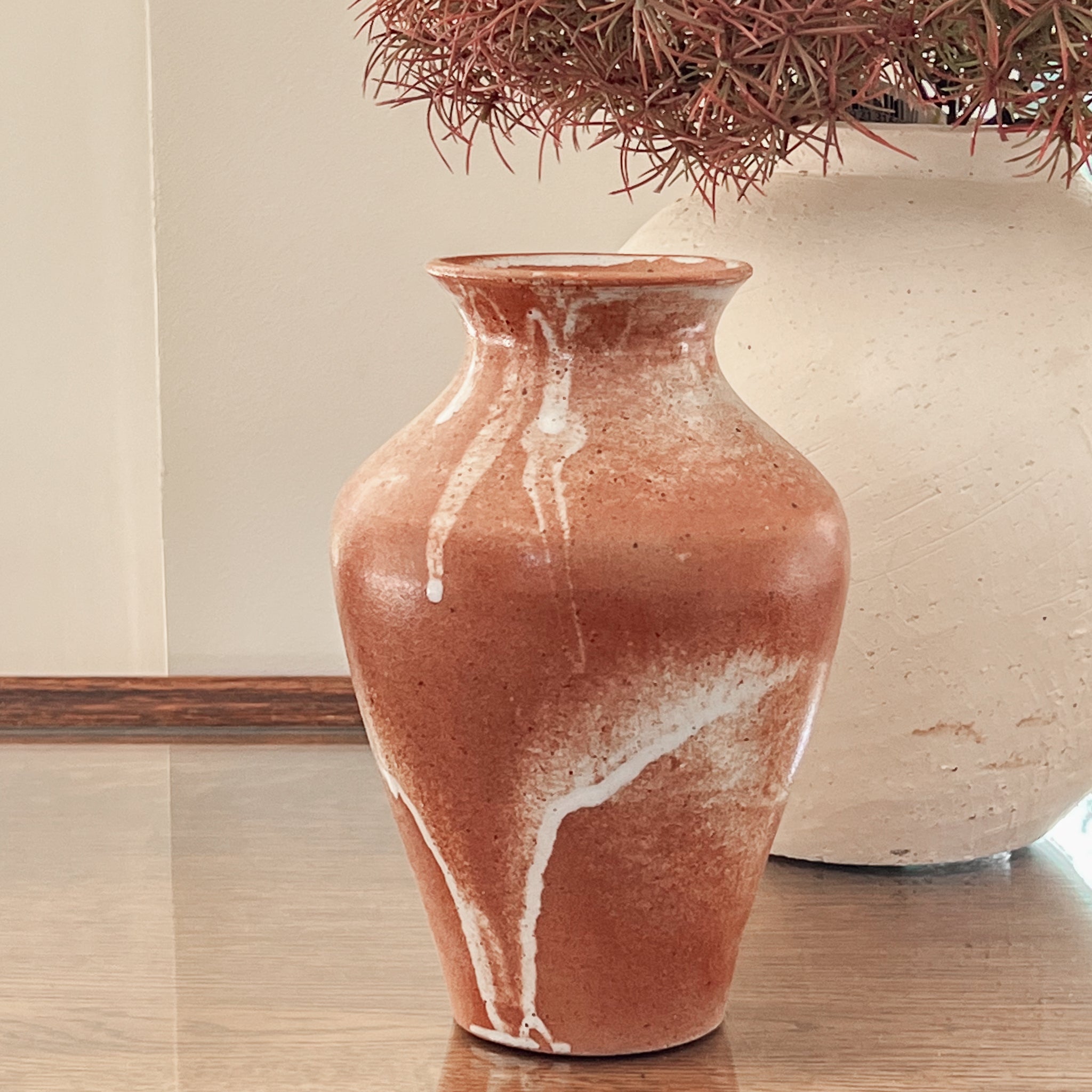 pre-loved keramieken vaas met kandelaar - aardewerk -terracotta met wit druipglazuur Noii home