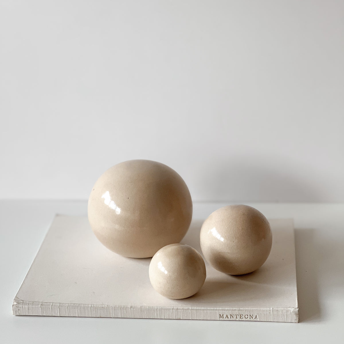 Pre-loved keramische bollen – set van 3 – beige craquelé glazuur Noii HOME