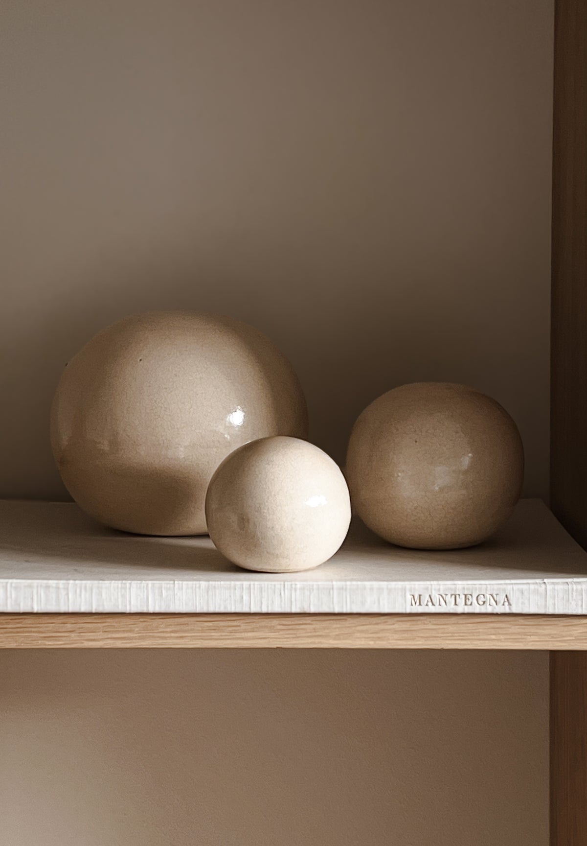Pre-loved keramische bollen – set van 3 – beige craquelé glazuur Noii HOME