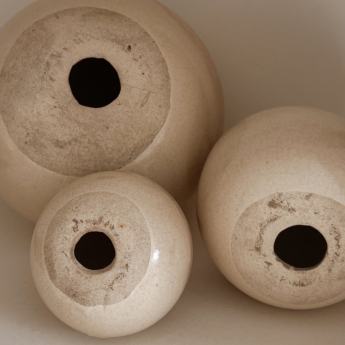 Pre-loved keramische bollen – set van 3 – beige craquelé glazuur Noii HOME