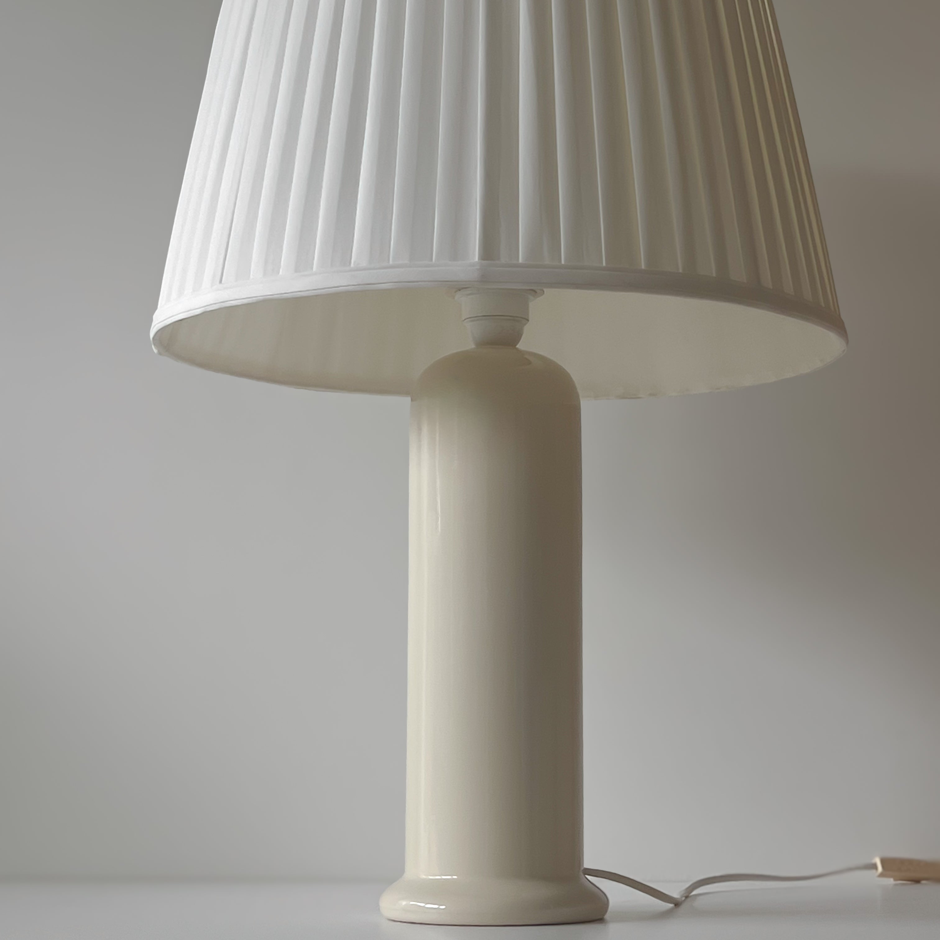 pre-loved keramische tafellamp met geplooide kap – off-white Noii HOME