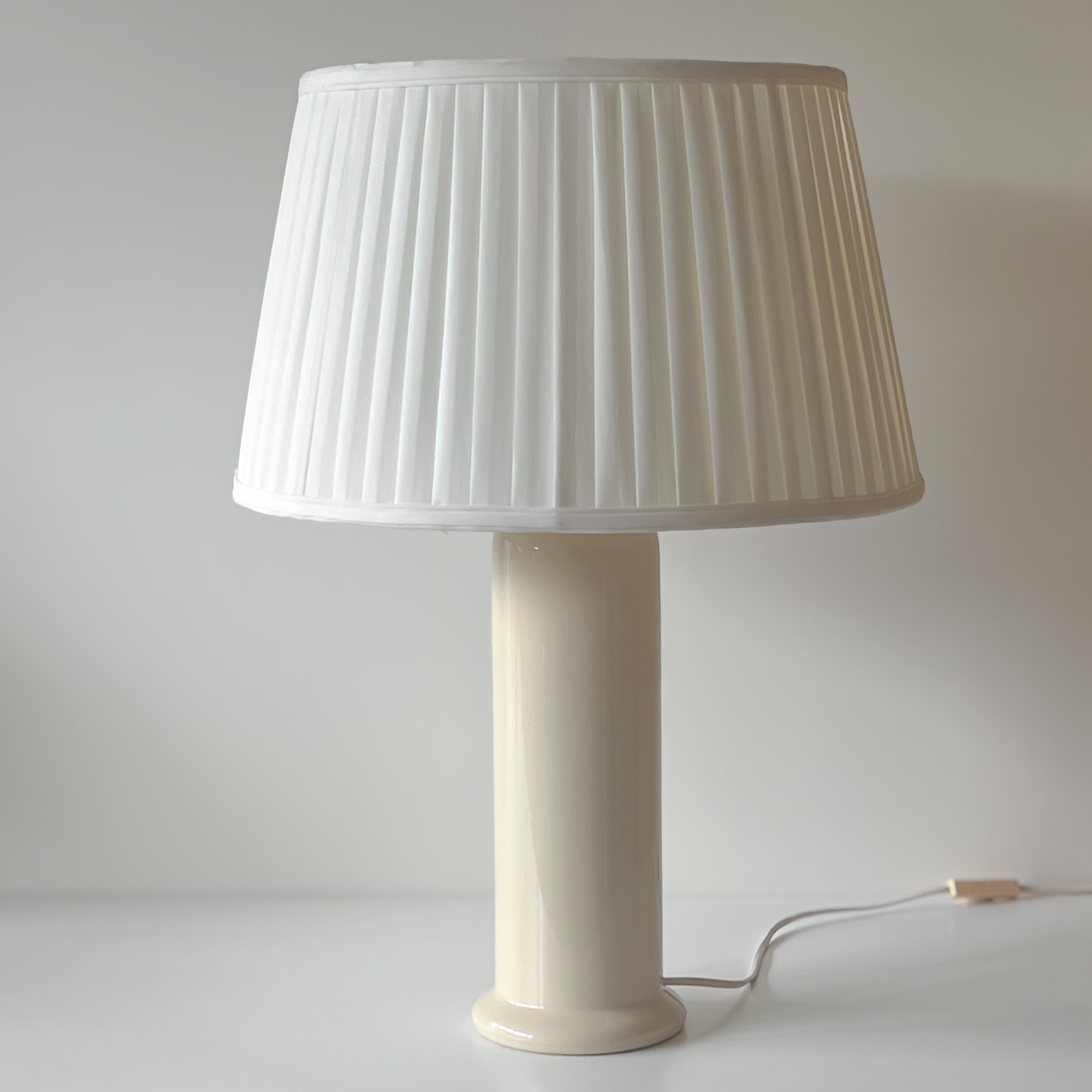 pre-loved keramische tafellamp met geplooide kap – off-white Noii HOME