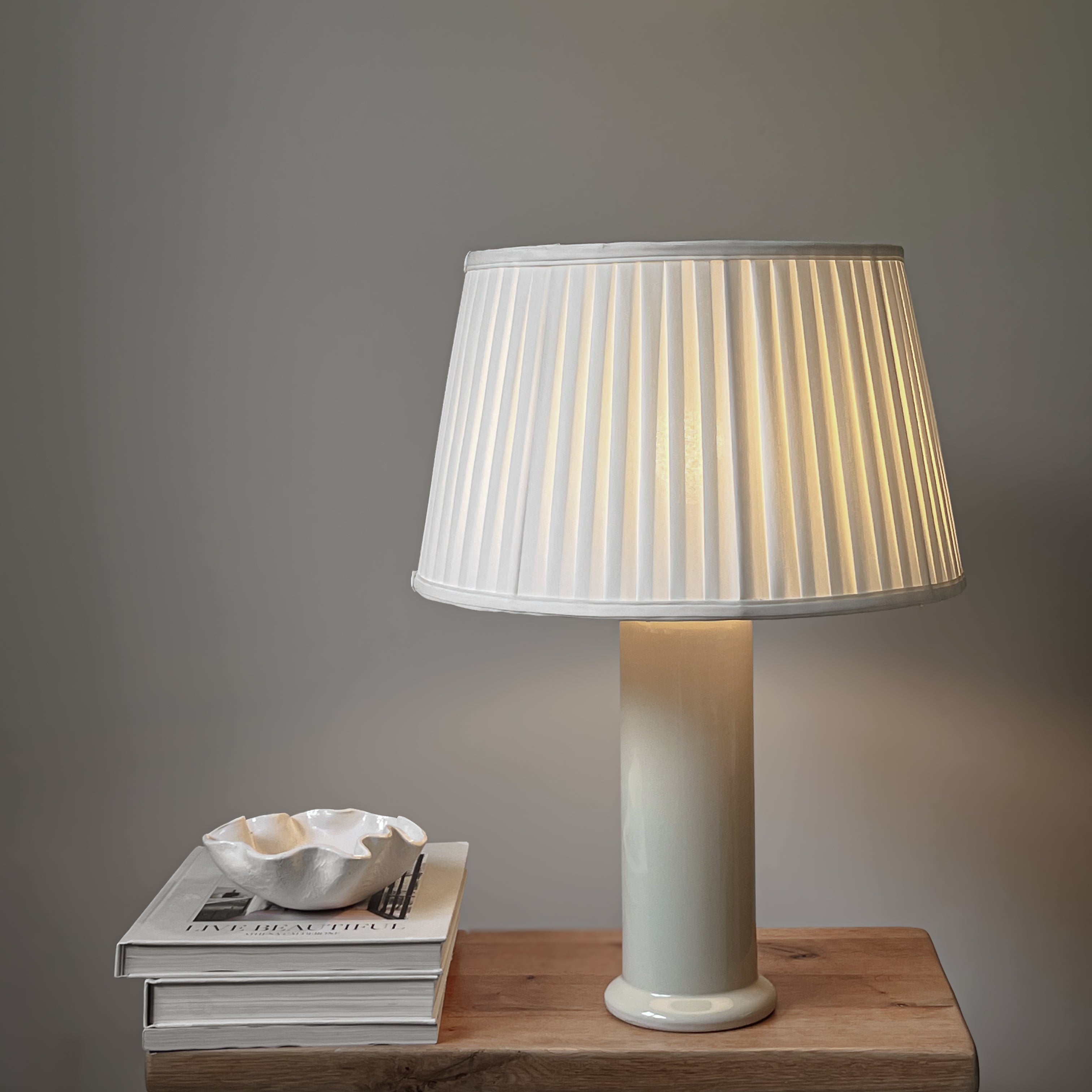 pre-loved keramische tafellamp met geplooide kap – off-white Noii HOME