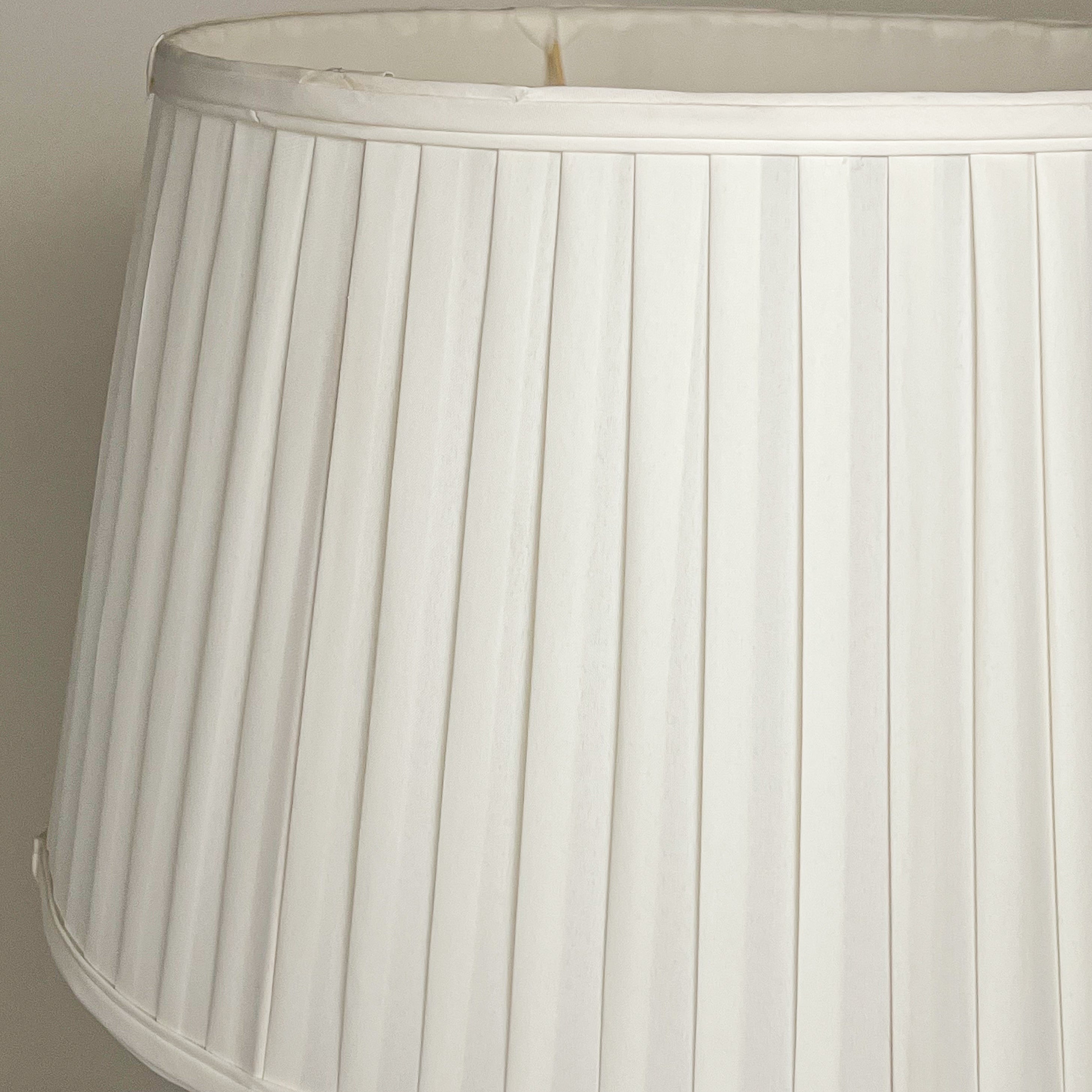 pre-loved keramische tafellamp met geplooide kap – off-white Noii HOME