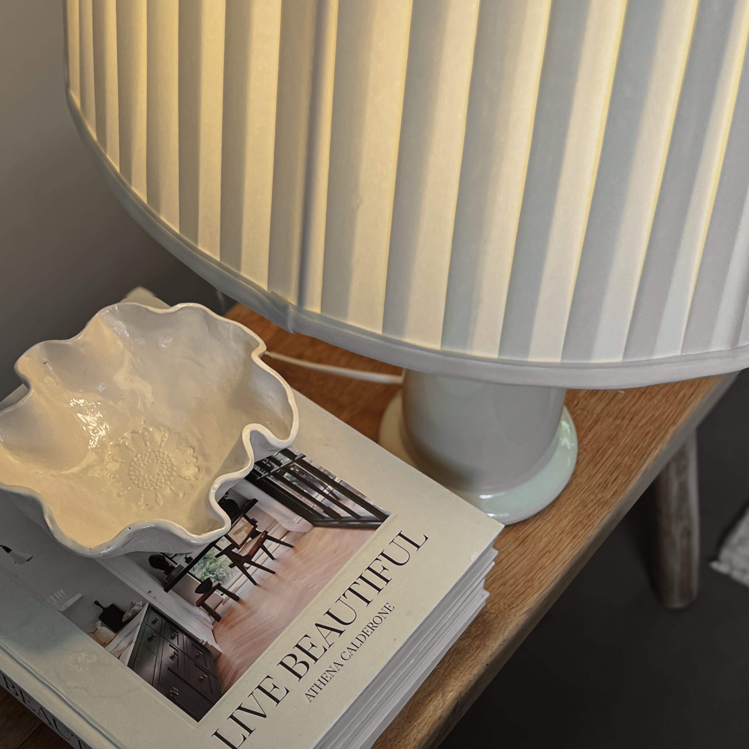 pre-loved keramische tafellamp met geplooide kap – off-white Noii HOME