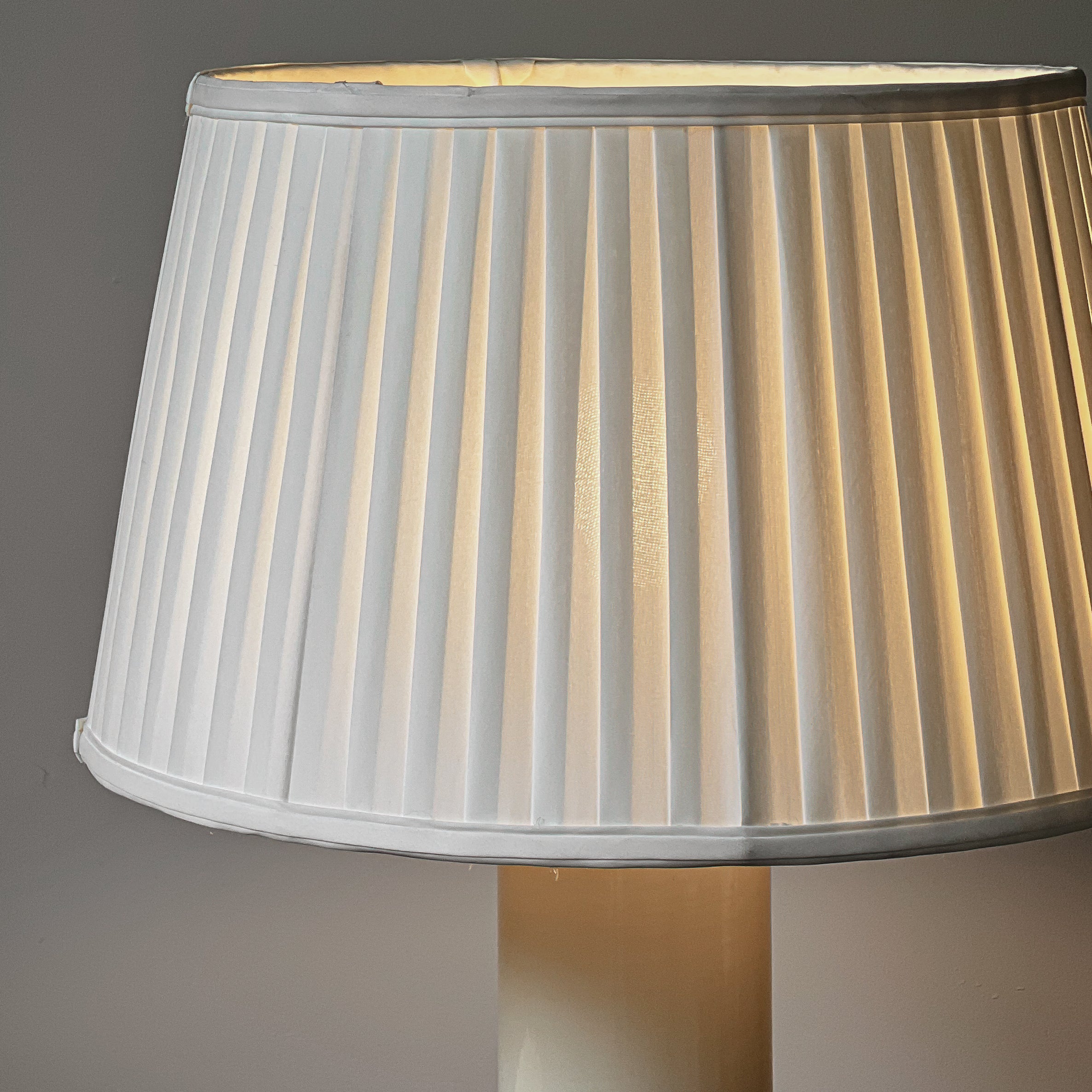 pre-loved keramische tafellamp met geplooide kap – off-white Noii HOME