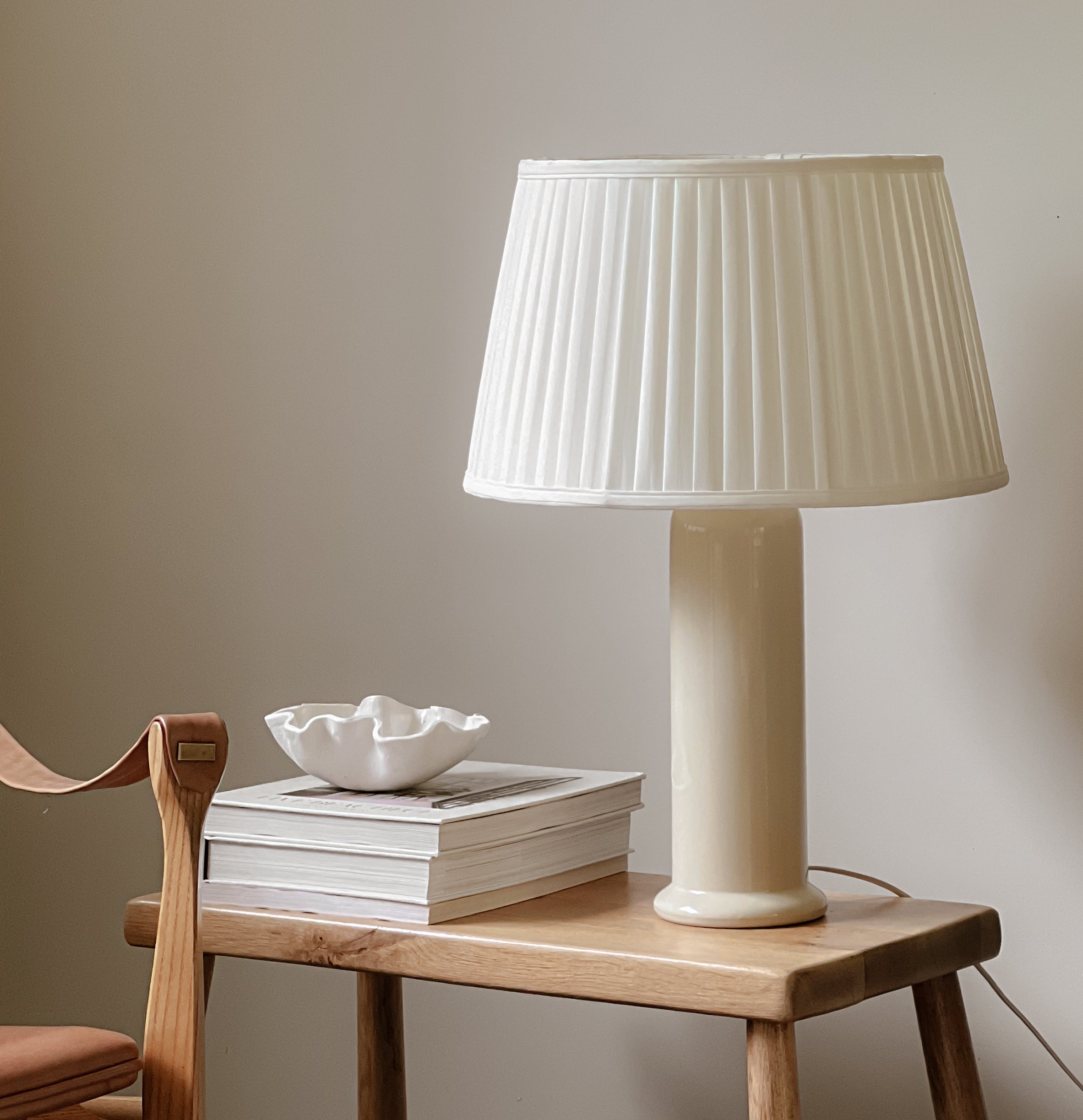 pre-loved keramische tafellamp met geplooide kap – off-white Noii HOME