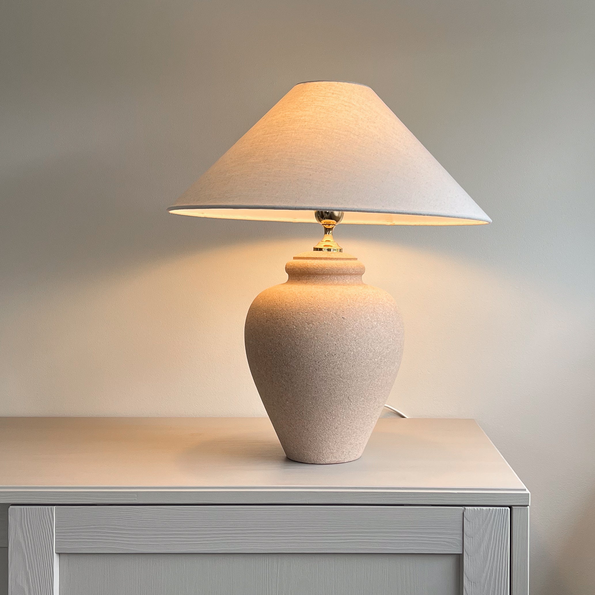 pre-loved keramische tafellamp – terra-beige voet – nieuwe linnenmix kap Noii HOME