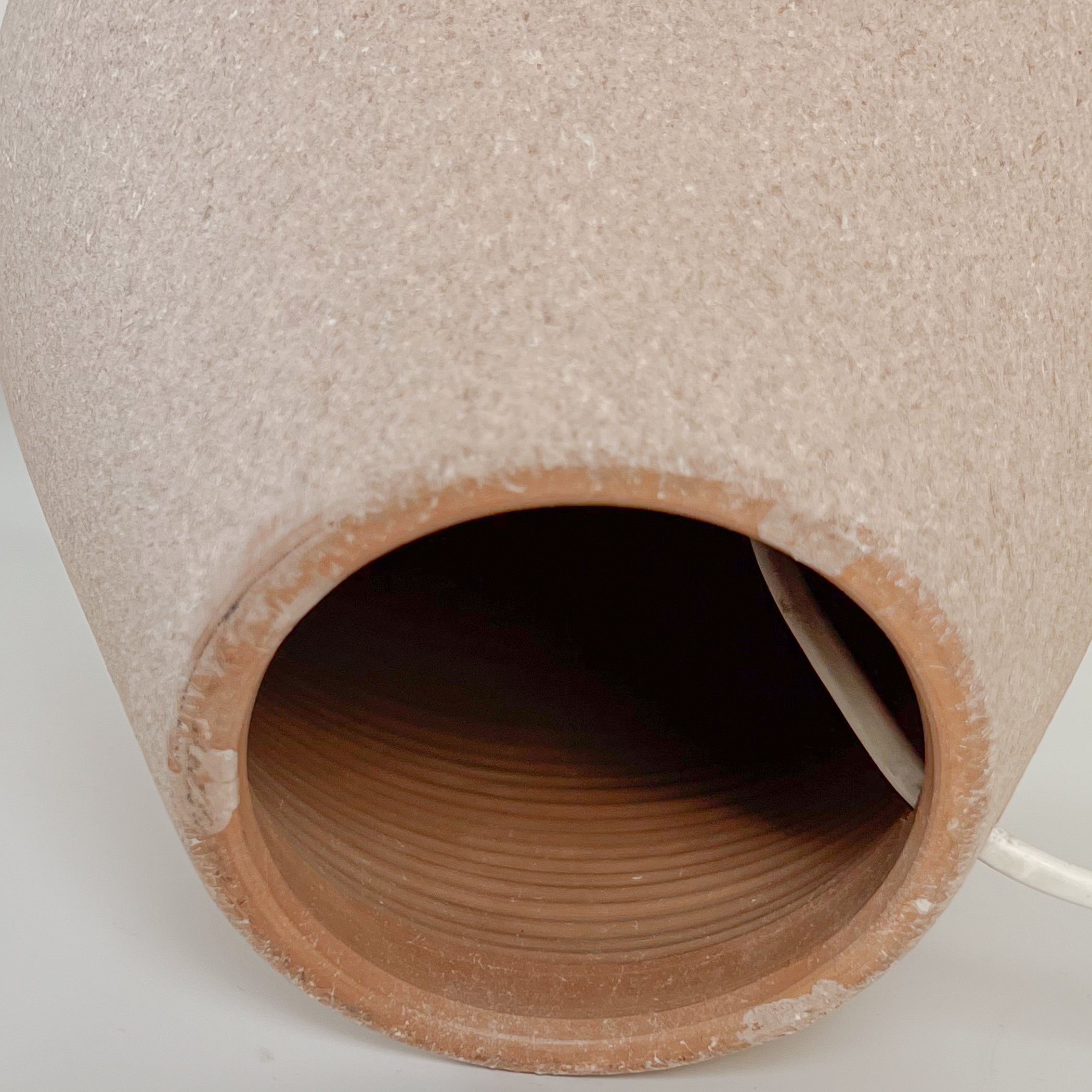 pre-loved keramische tafellamp – terra-beige voet – nieuwe linnenmix kap Noii HOME